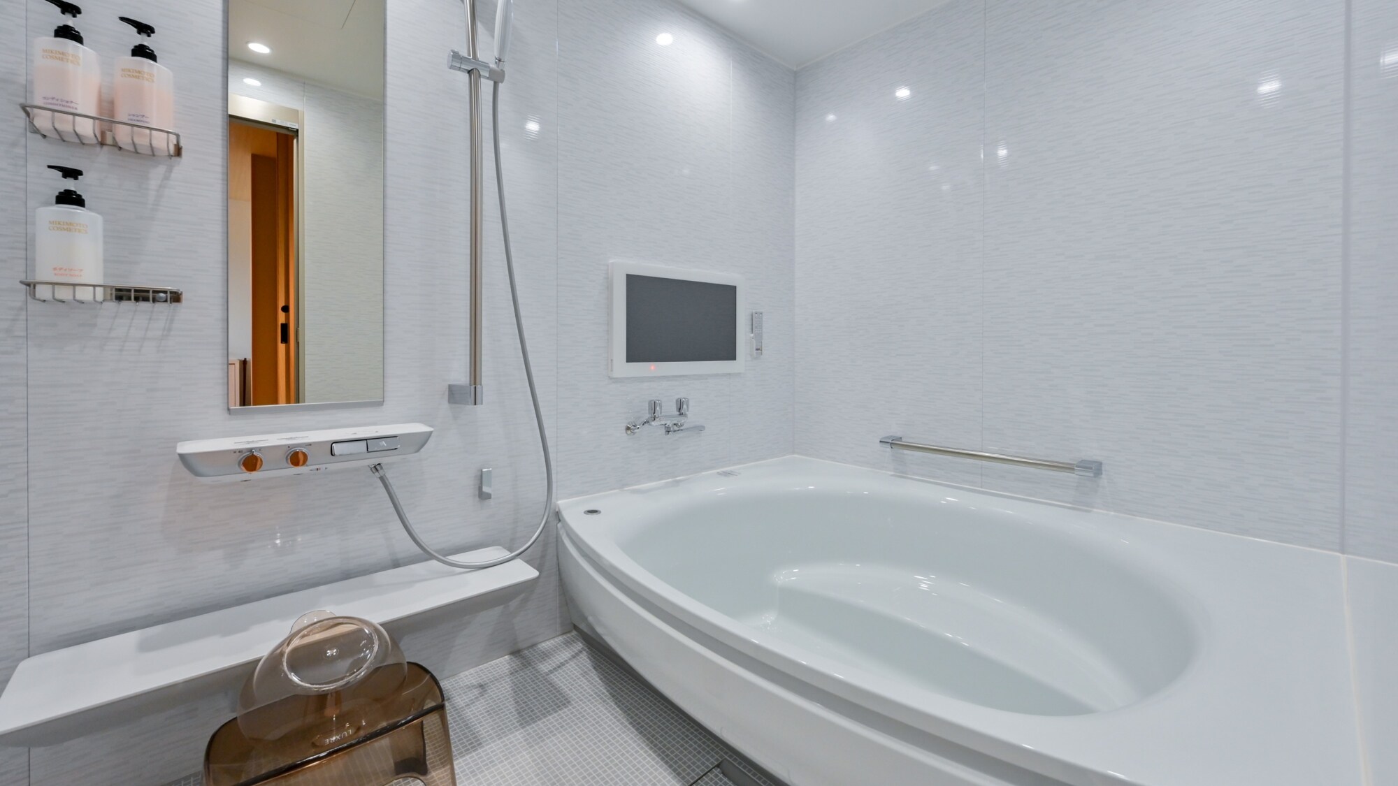 The bathroom is equipped with a TV and a ReFa shower head.