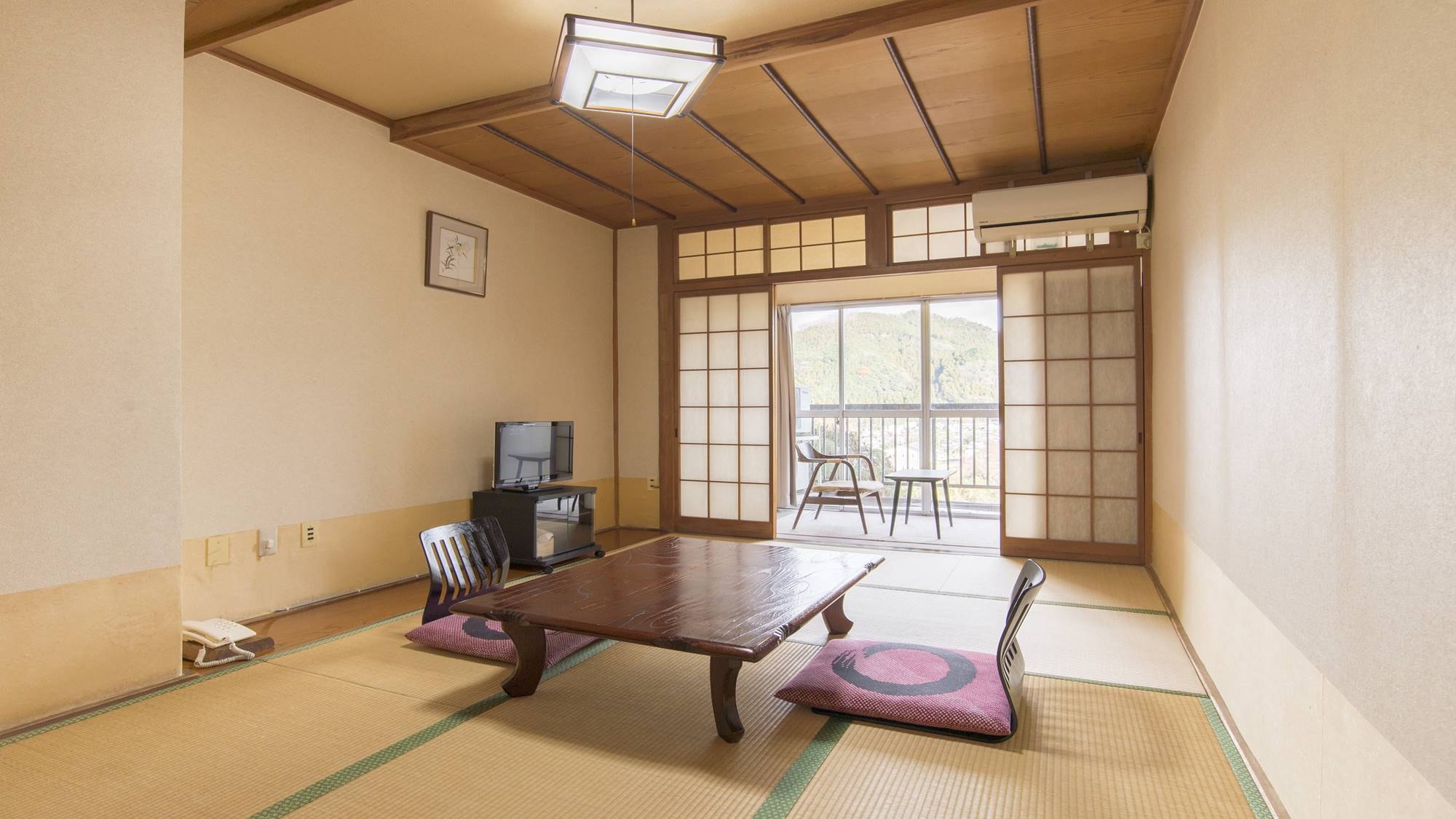* [Room (Japanese-style room 7 and a half tatami mats)] Enjoy a calm, pure Japanese-style space that is perfect for a small number of people.