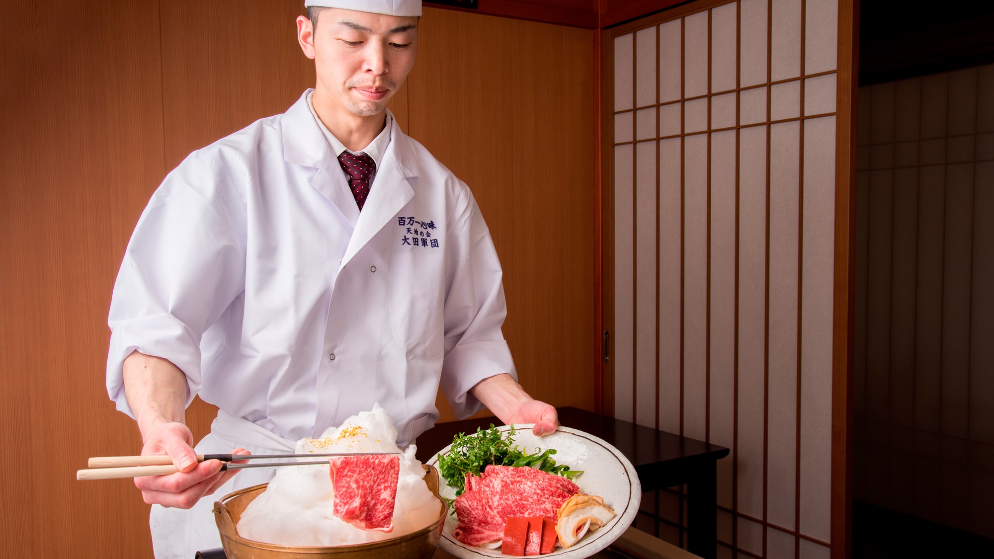 [Our specialty, Unkai Nabe] We make a luxurious thick slice of meat on cotton candy that looks like a cloud.