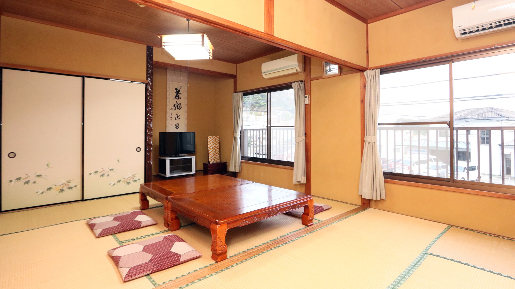 Two 13-tatami rooms - Large groups are welcome in this spacious Japanese-style room!