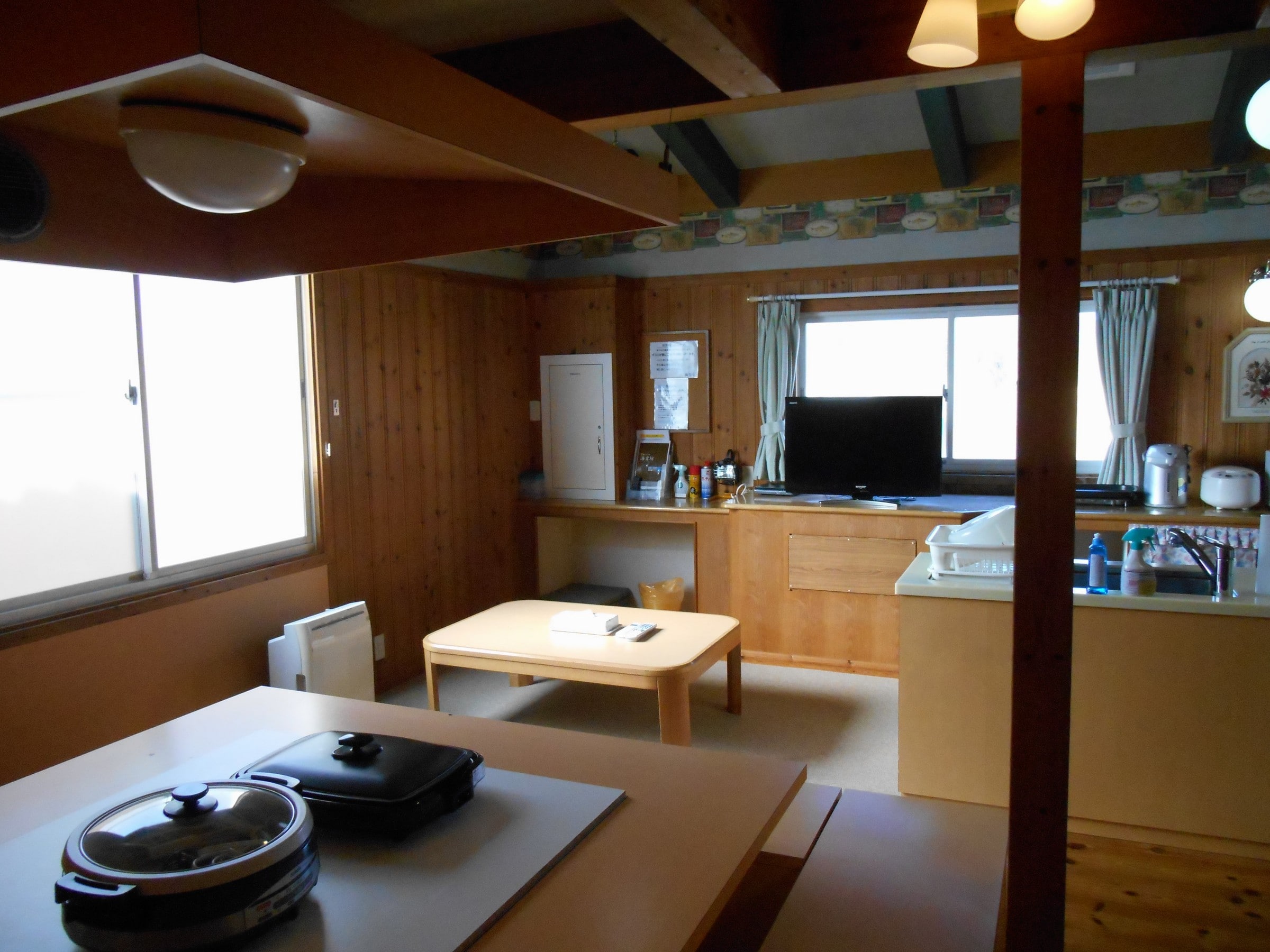 [Katsuo] Hearth-style table