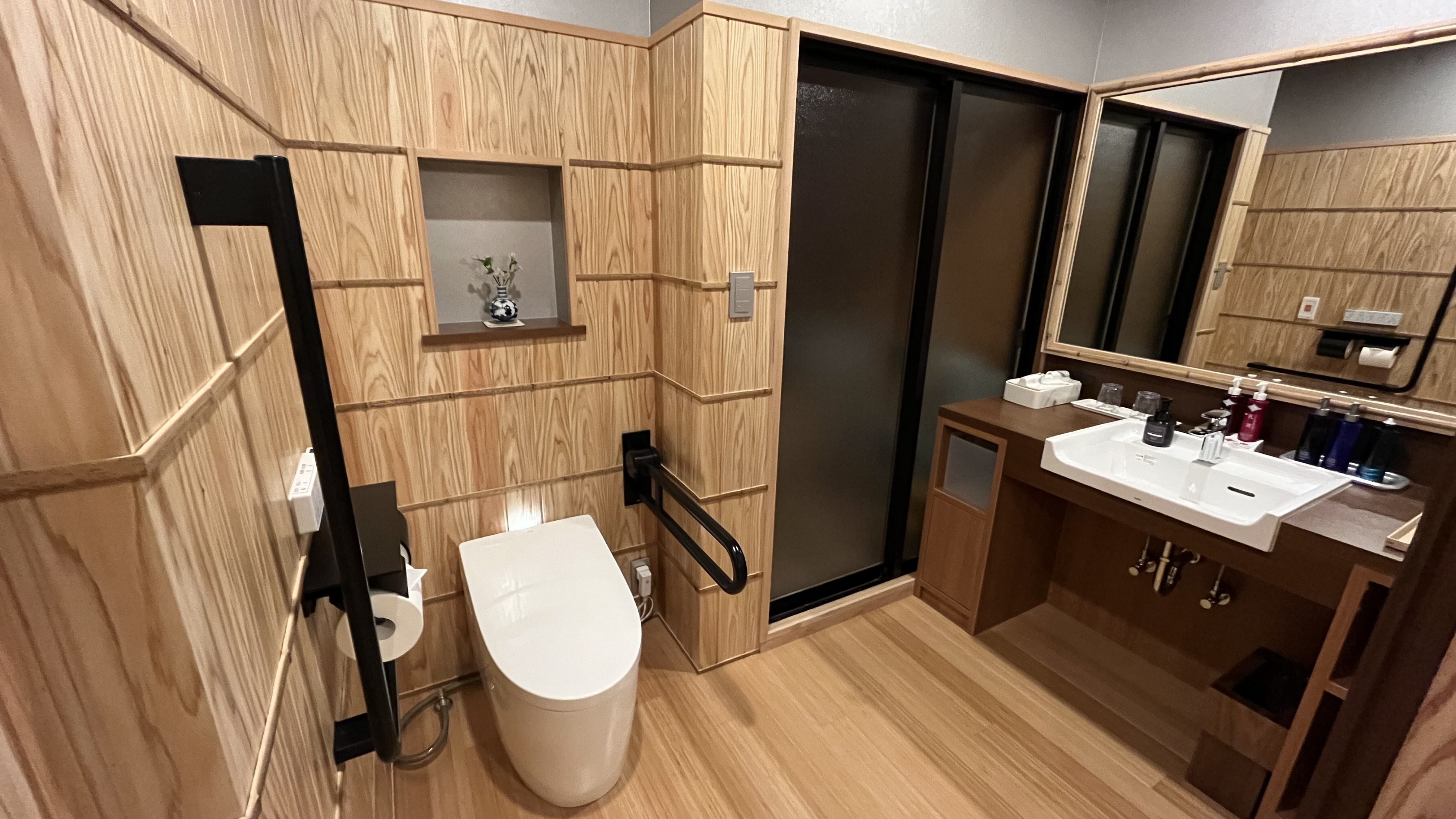 [Room with hot spring semi-open-air bath, universal design] (toilet)