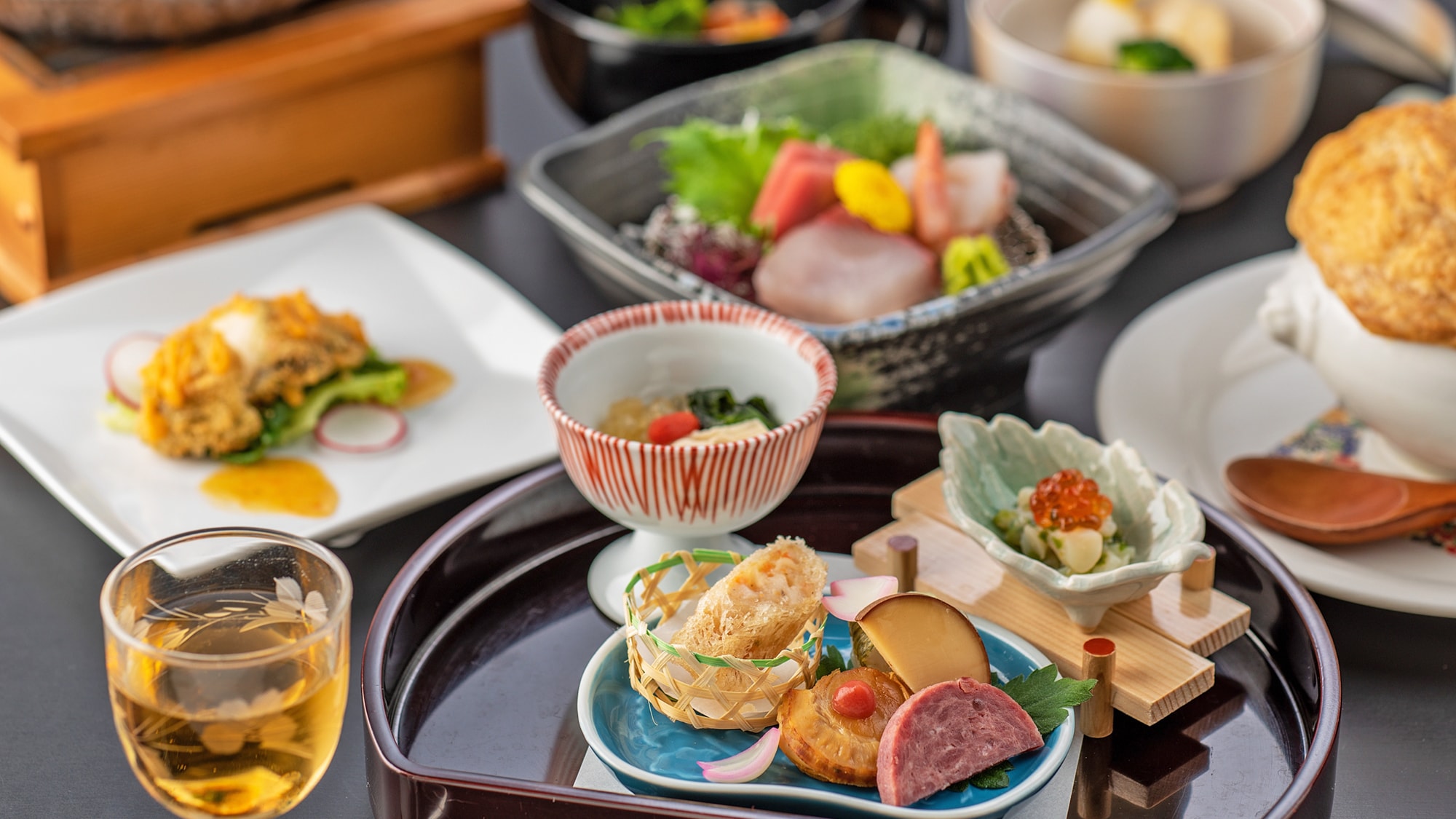 Hãy thưởng thức hải sản tươi sống và sản vật theo mùa của vùng núi chỉ có thể tìm thấy ở Izu, nơi được bao quanh bởi biển và núi.