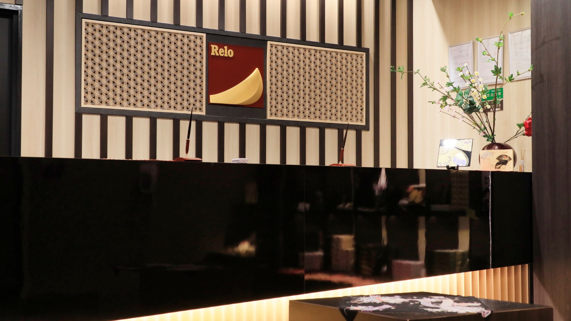[Front] If you have any problems, please contact the staff.