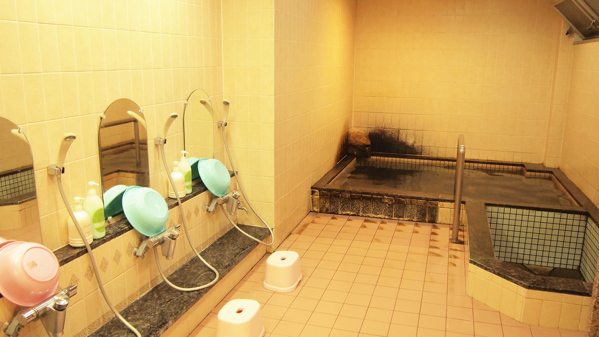 * [Bath] The women's bath is a small bathhouse. Please be healed with abundant radon.