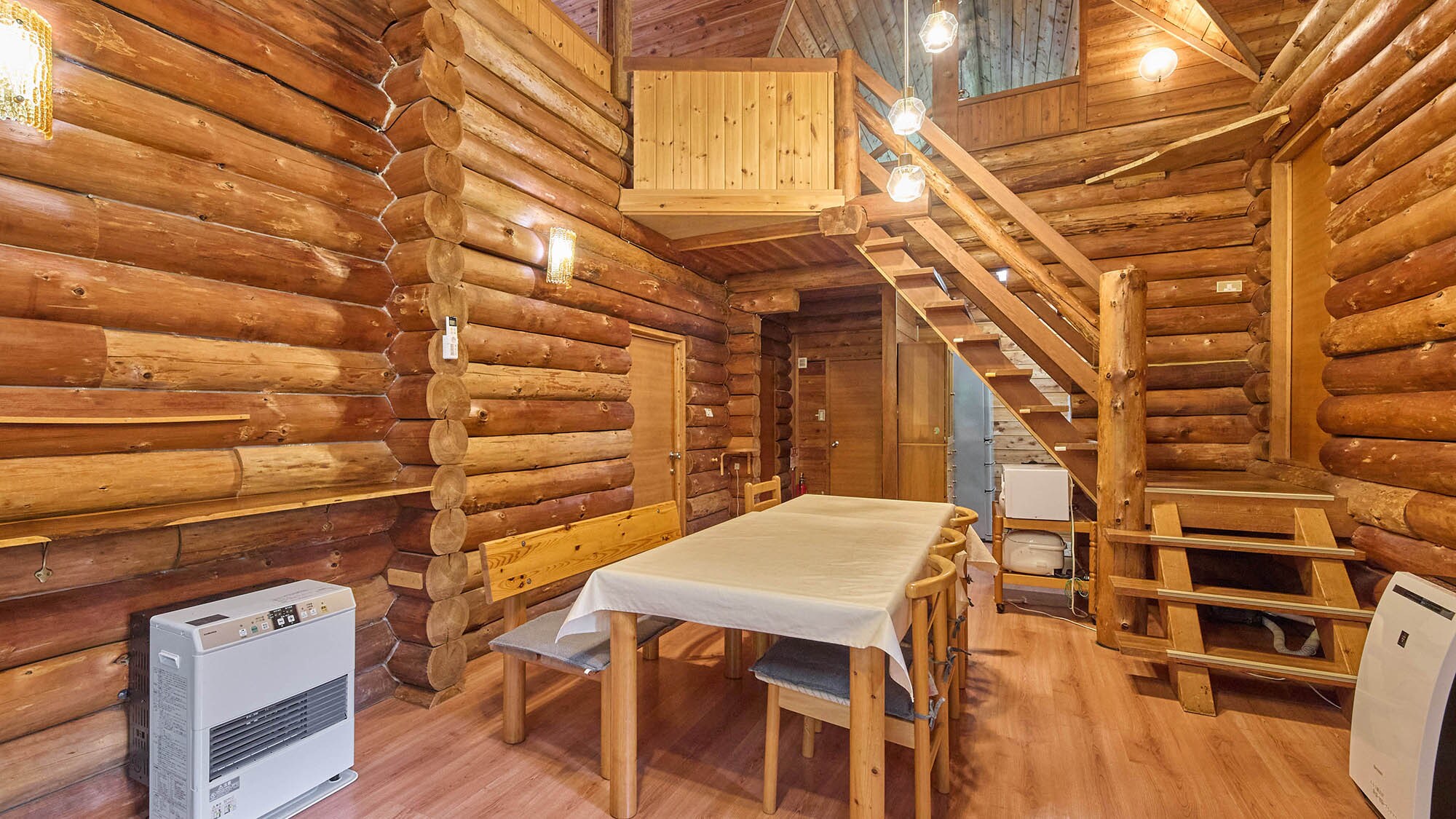 ・[Campanula] Authentic all-log cottage. Why not try living in the log house of your dreams?