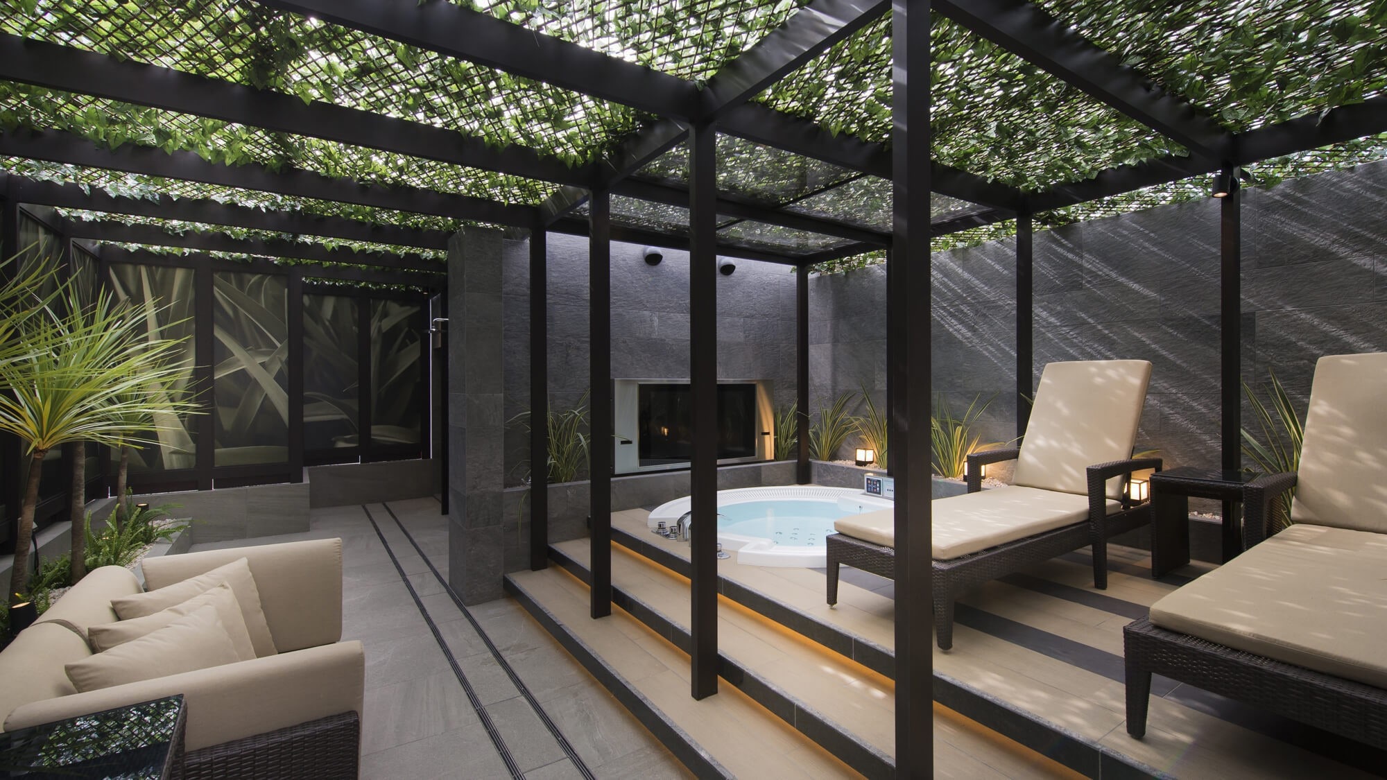 Open-air bath exclusively for Penthouse guests