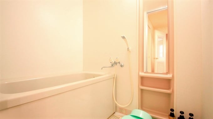 [Semua kamar] Semua kamar memiliki kamar mandi/toilet terpisah dan wastafel independen.