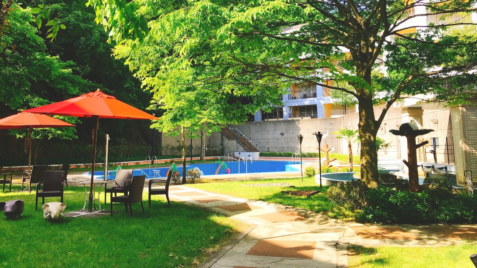 陽光與綠意撫慰的庭院