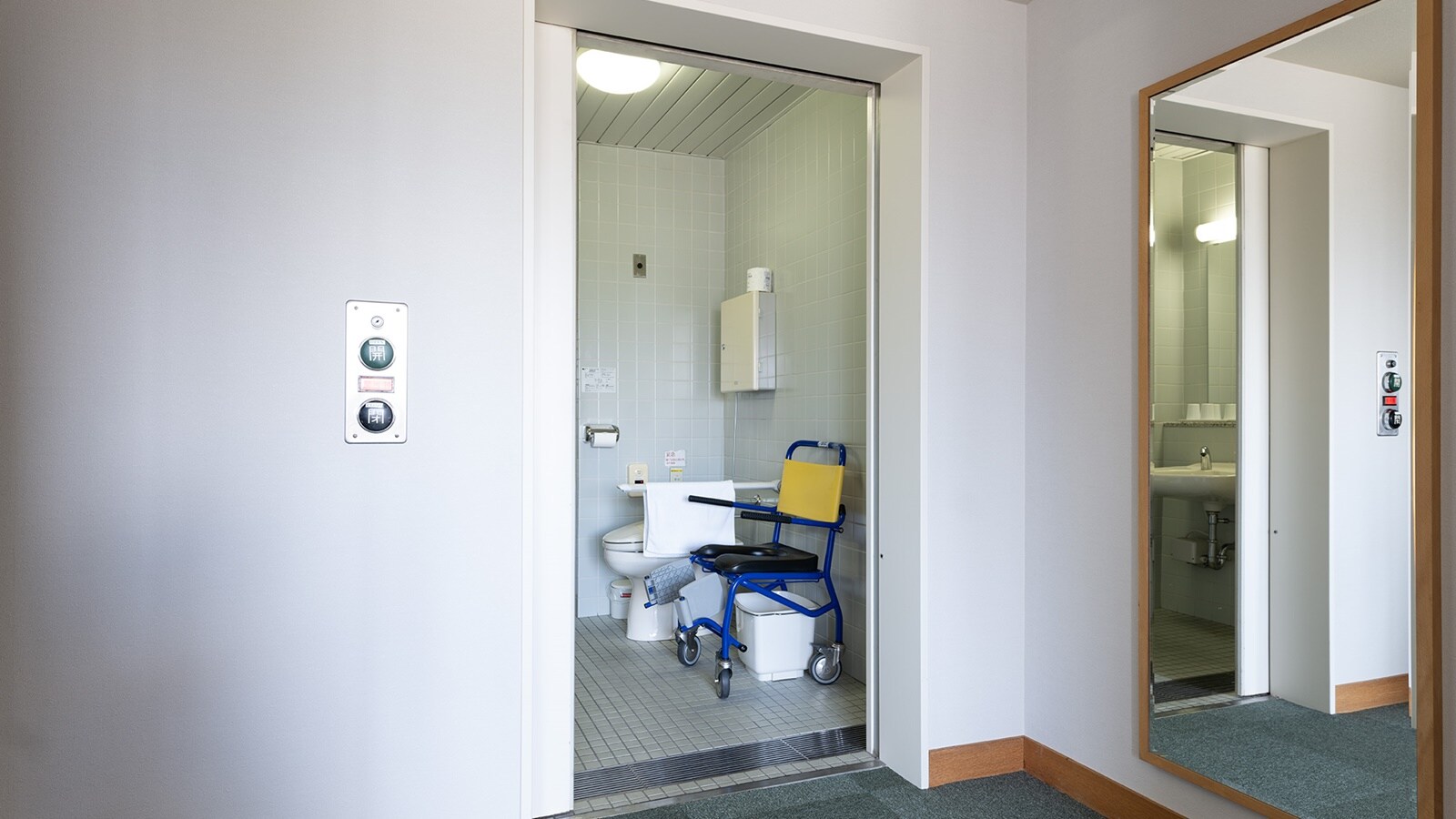 *[Main building barrier-free] Wheelchairs can move around the rooms easily.