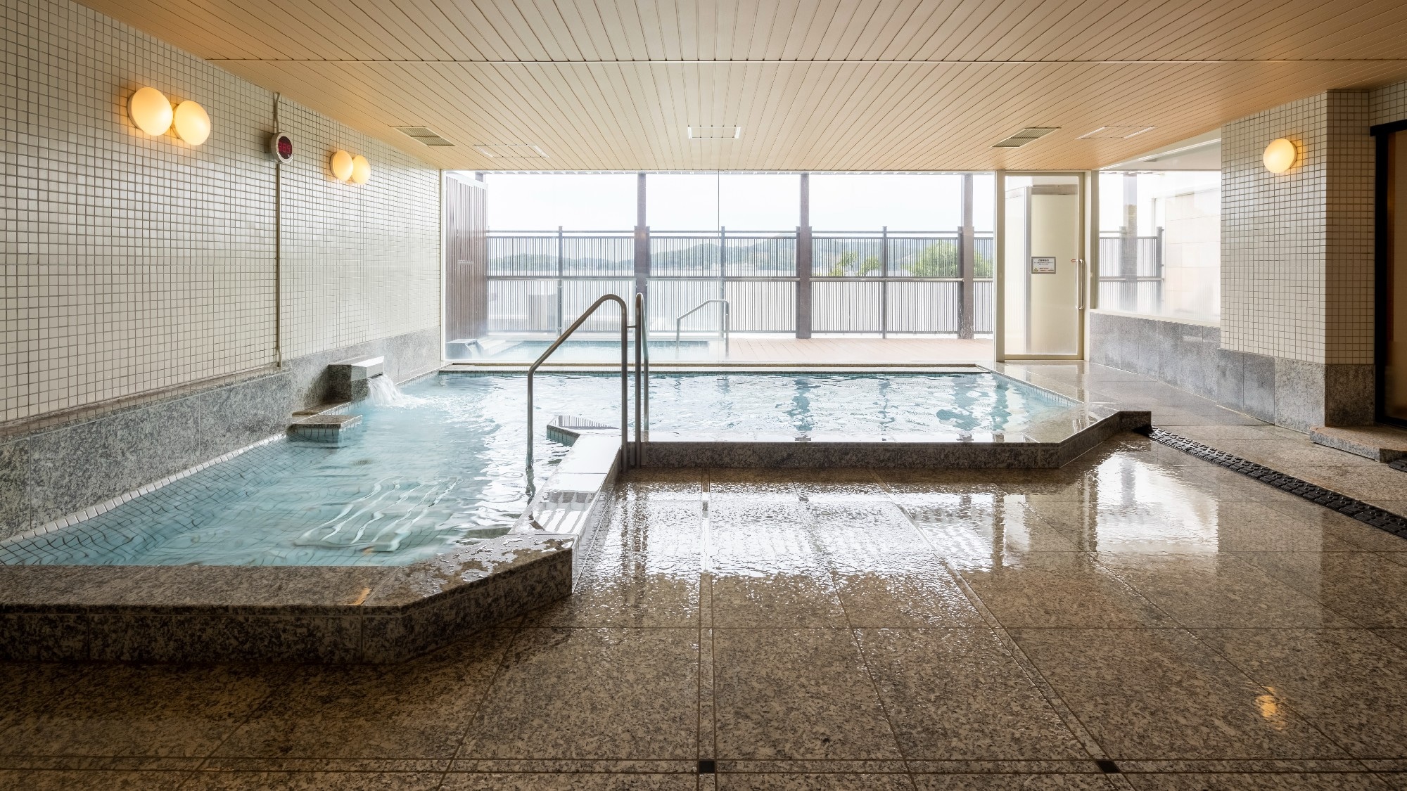 [Large public bath] Indoor bath | The large public bath, which is open until midnight, is very popular.