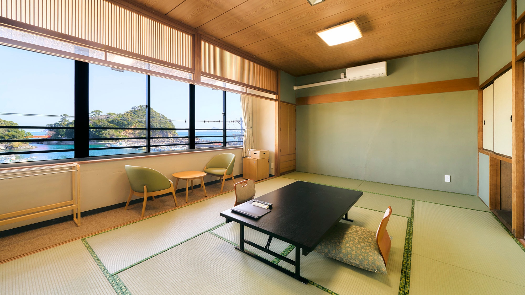 ・[Japanese-style room with 12 tatami mats] A room with a view of the ocean off Toshijima Island from the window. You can relax while listening to the sound of the waves.