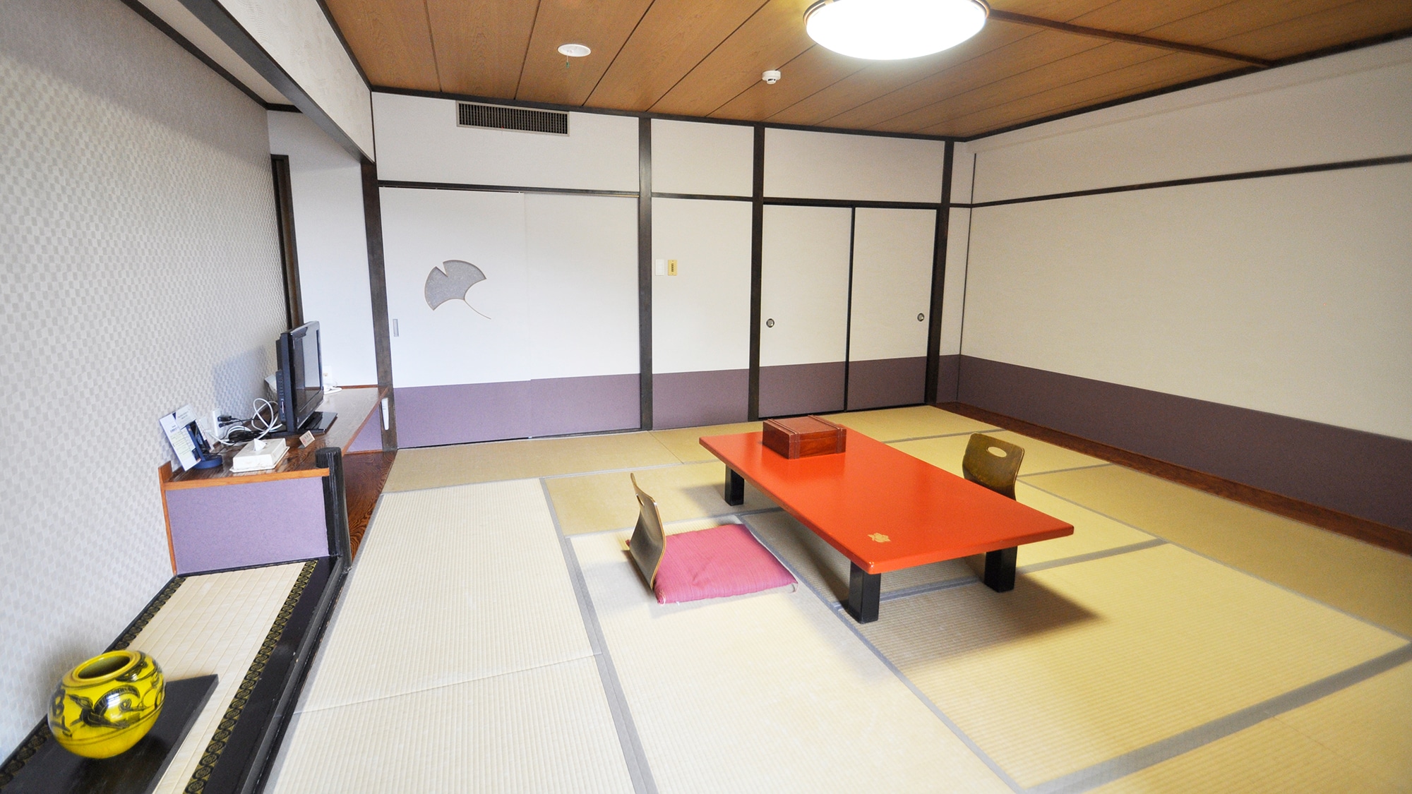 Spacious Japanese-style room "pure Japanese-style guest room" that can be accommodated by families with children Mori no Tate