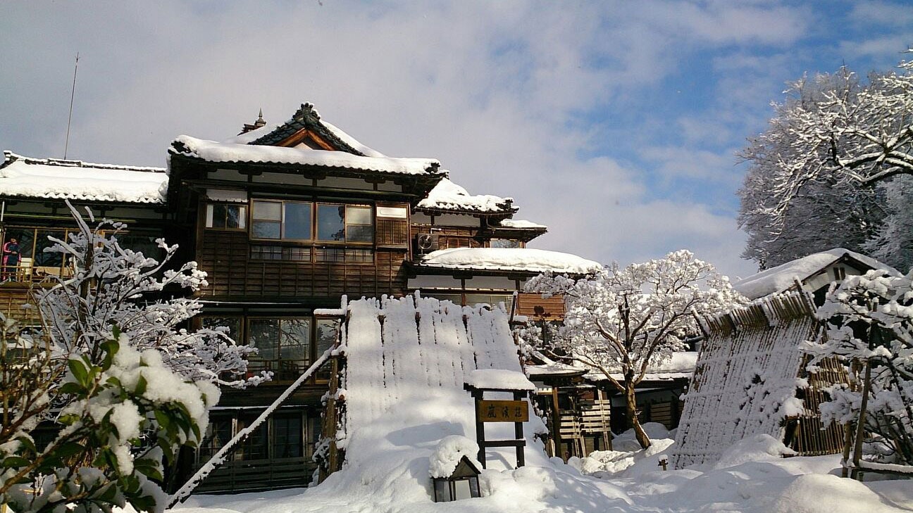 [Winter appearance] Arashikeiso completely covered with snow. Warm lights come on at night.