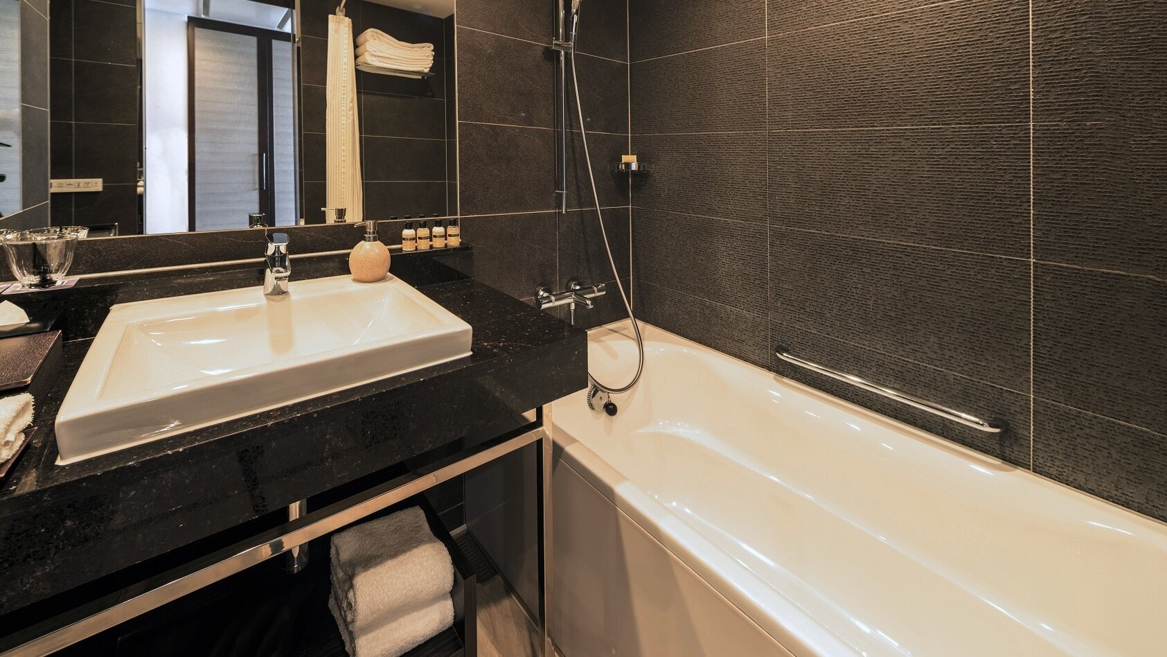 [Kamar Twin 28㎡] Kamar mandi tipe unit yang stylish dan nyaman