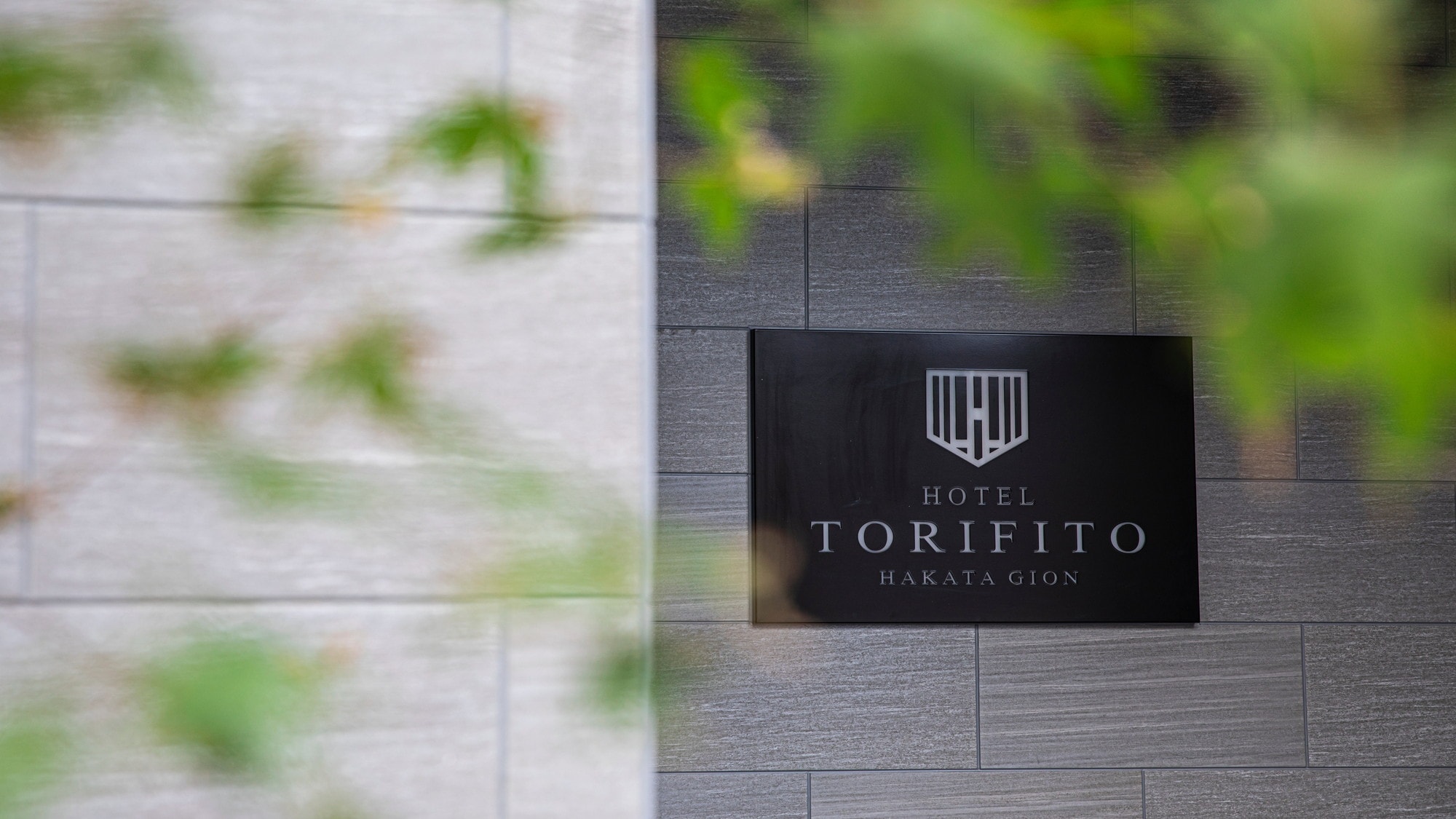 ป้ายโรงแรม ตั้งอยู่บริเวณทางเข้าด้านหน้าโรงแรม