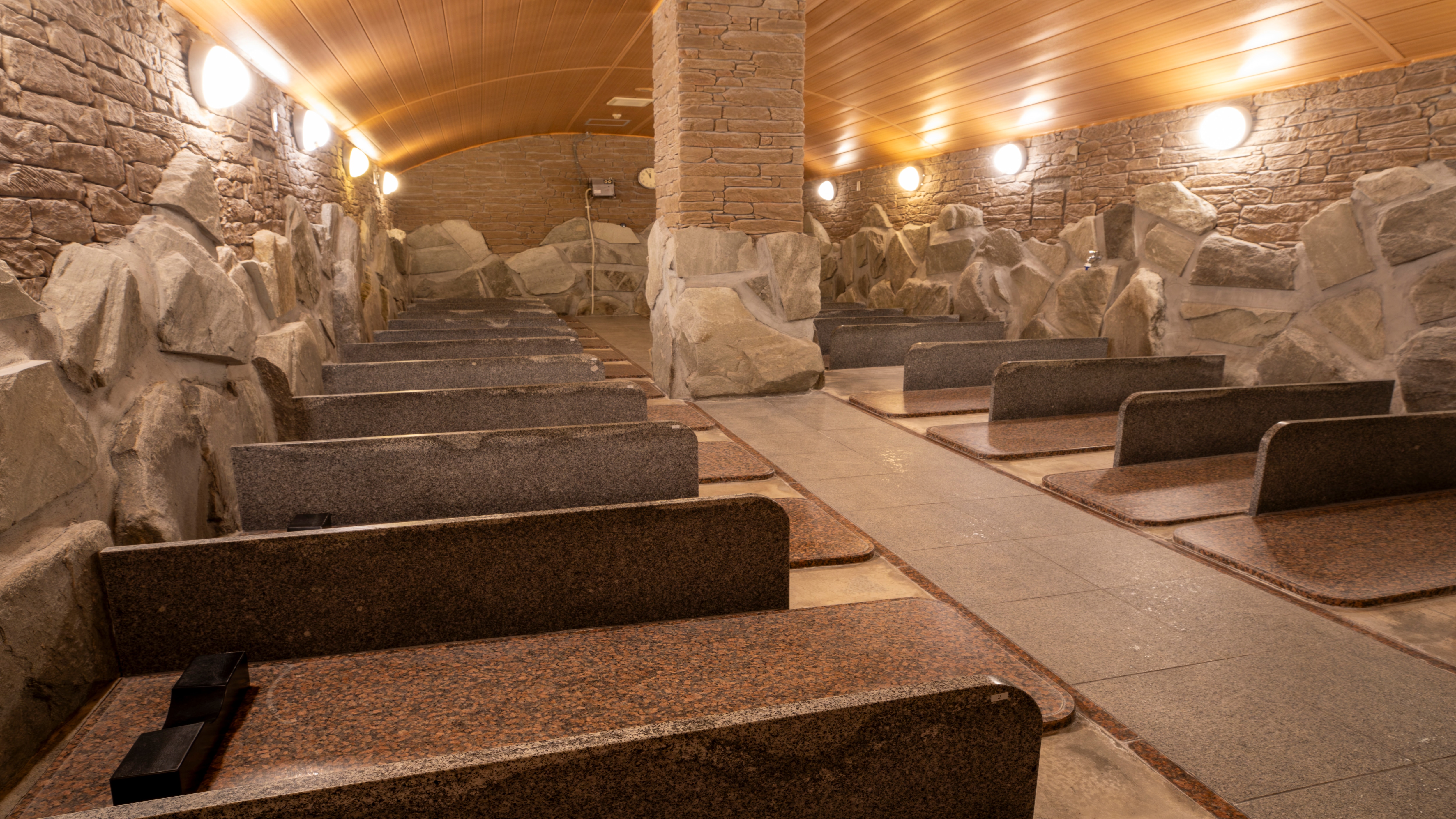 Stone sauna (men's bath)