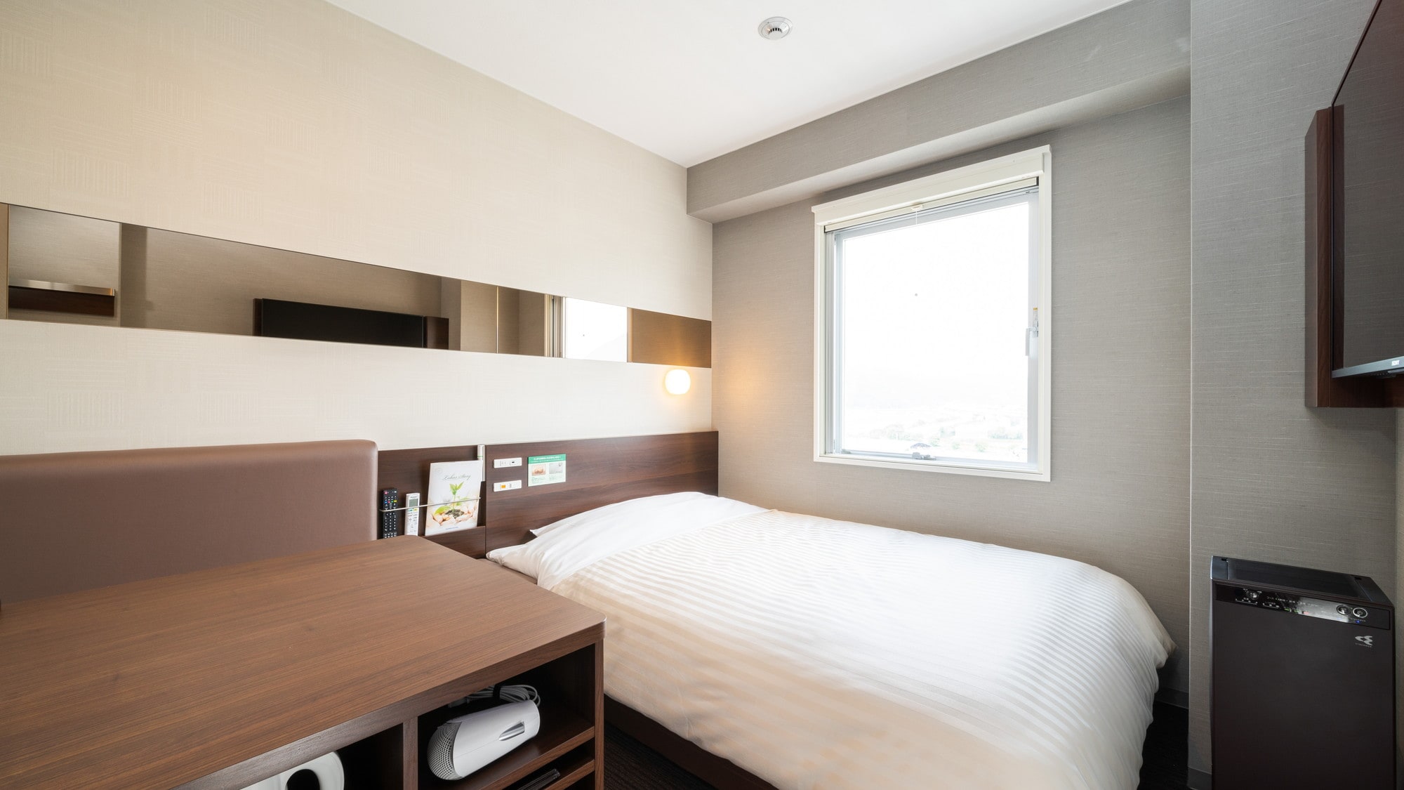 The wide desk makes work easier