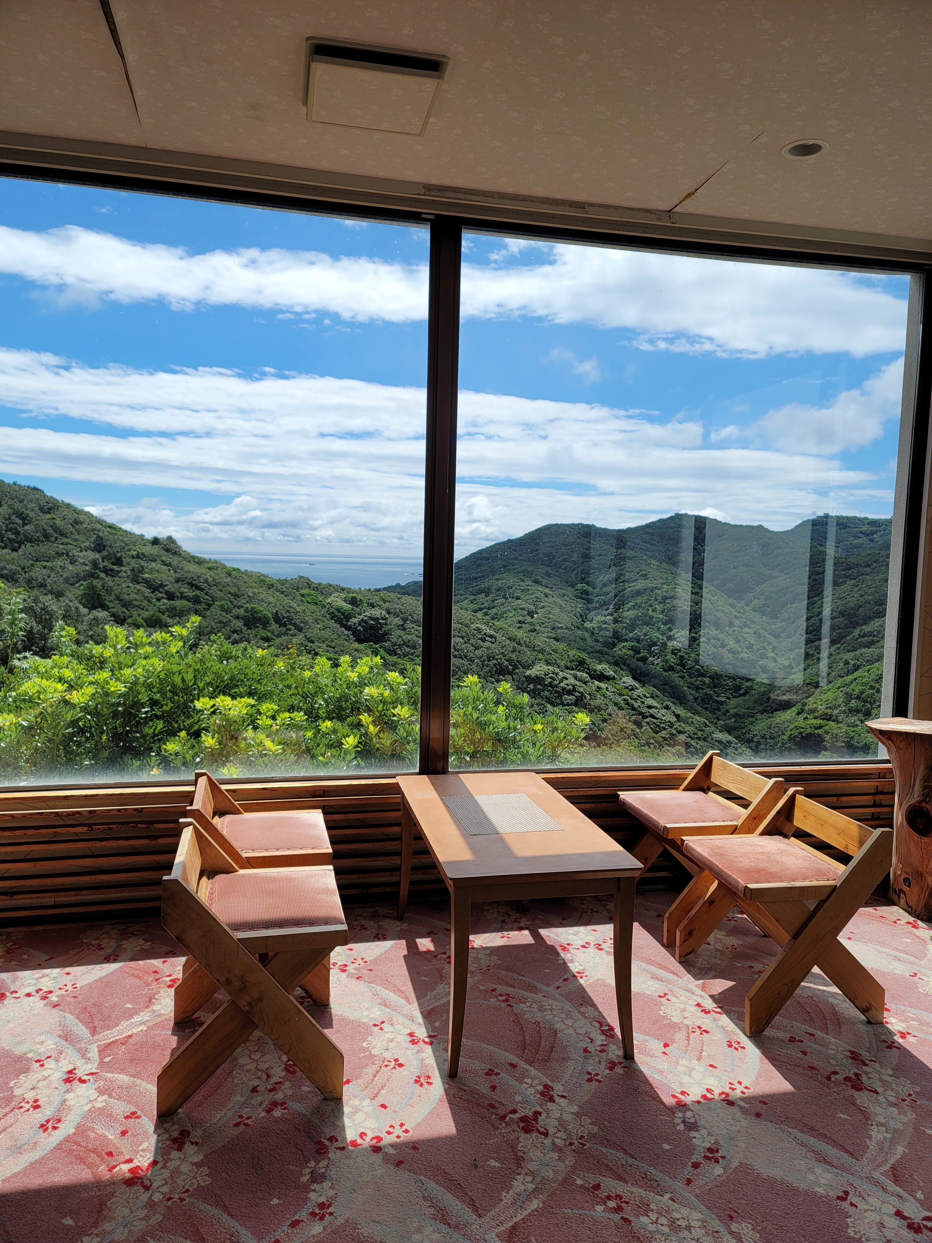 Enjoy the spectacular view, sip your coffee and chat away (*^-^*)