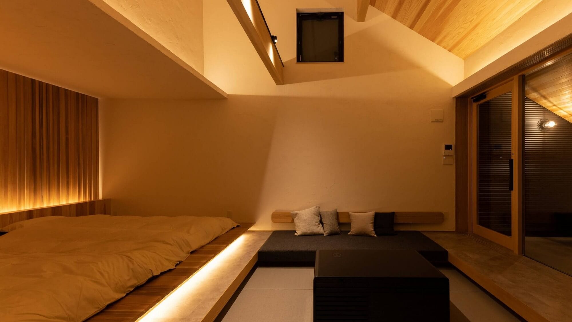 Kamar tidur kembar bergaya Hollywood dan ruang tamu dengan meja kotatsu cekung. Dua ruang santai.