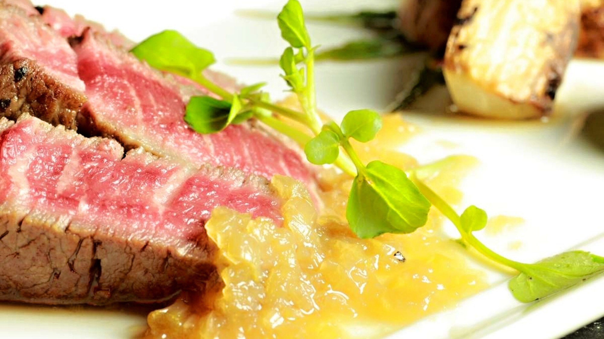 [One day's dish example] The rare Iwaizumi shorthorn beef steak is low in fat and tender.