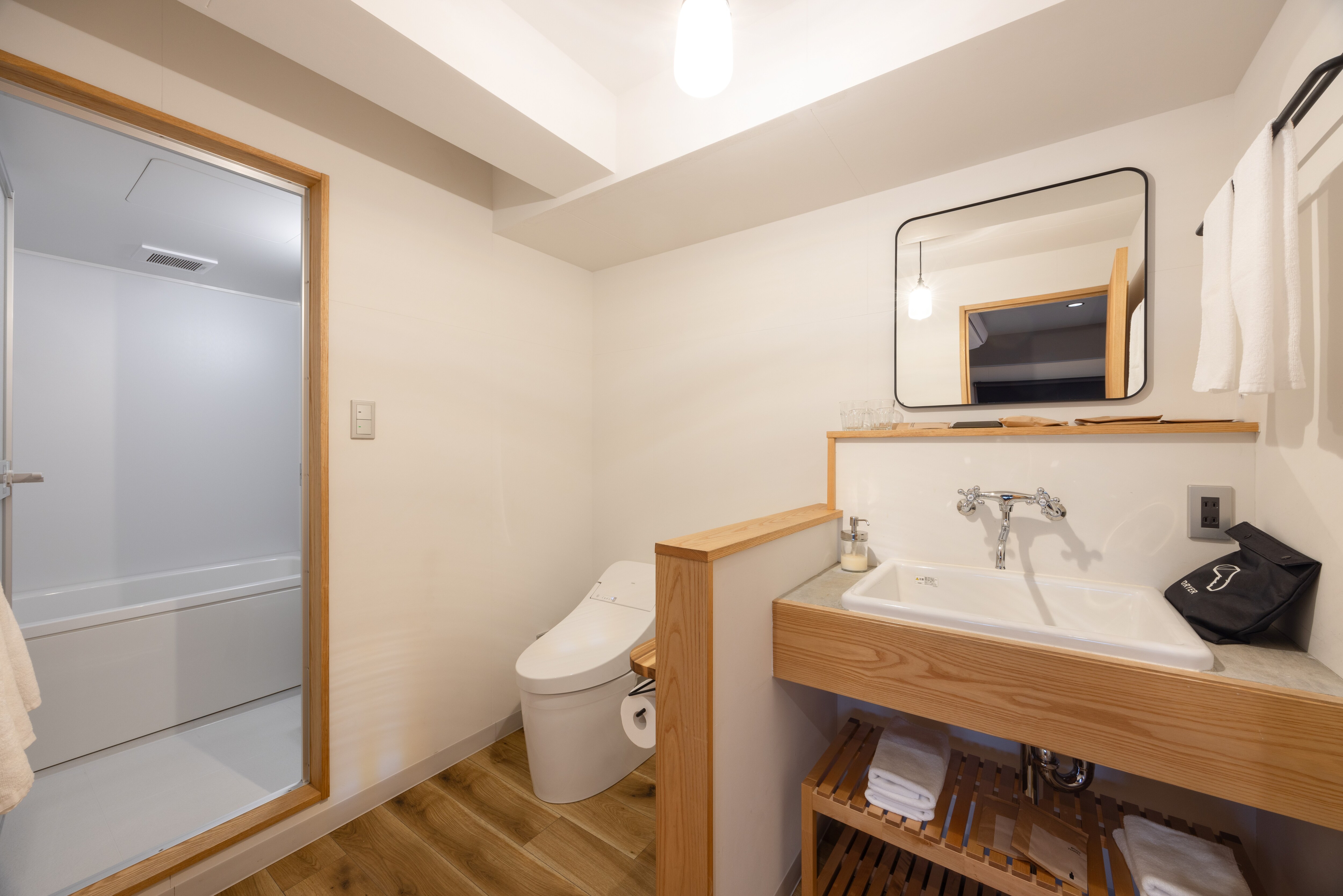 deTOUR Deluxe Twin Room Washroom