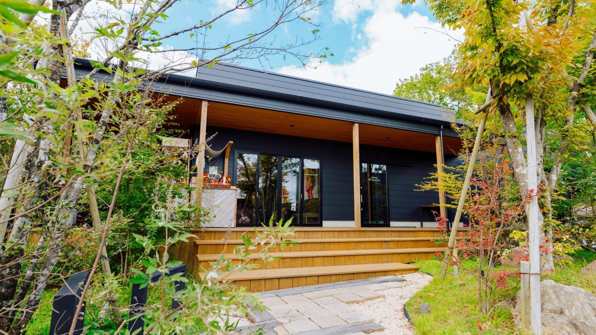 Hành trình bắt đầu từ ngôi nhà chính màu đen nằm giữa khu rừng.