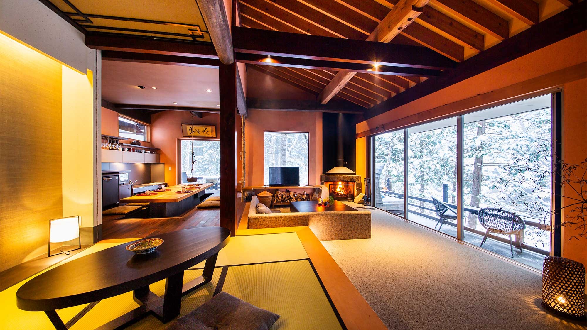 ・Ochimizu House_The whole room as seen from the Japanese-style room. Please relax wherever you like.