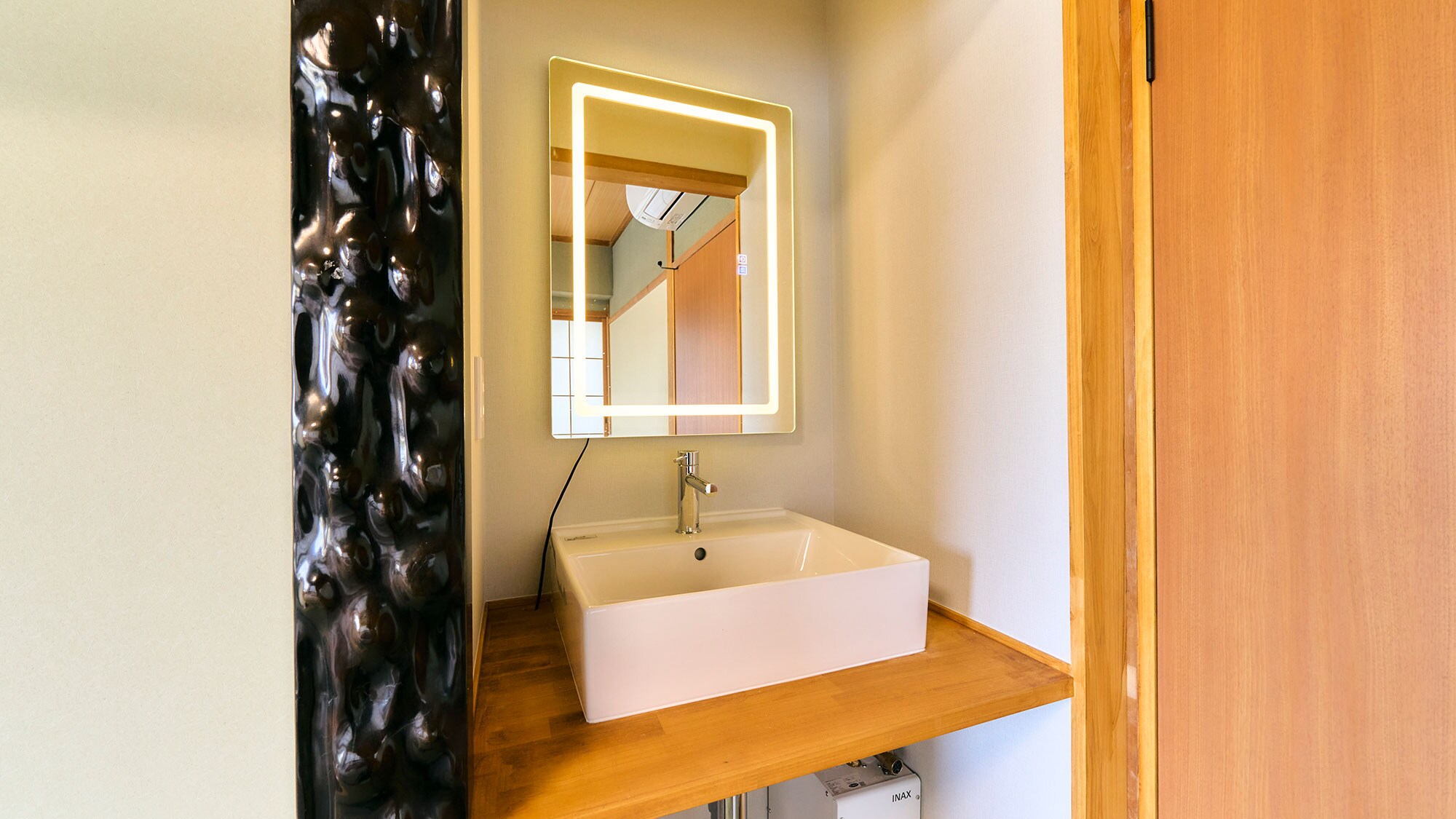 ・[Japanese-Western room] A light mirror is installed at the washstand, so you can apply your makeup with peace of mind.
