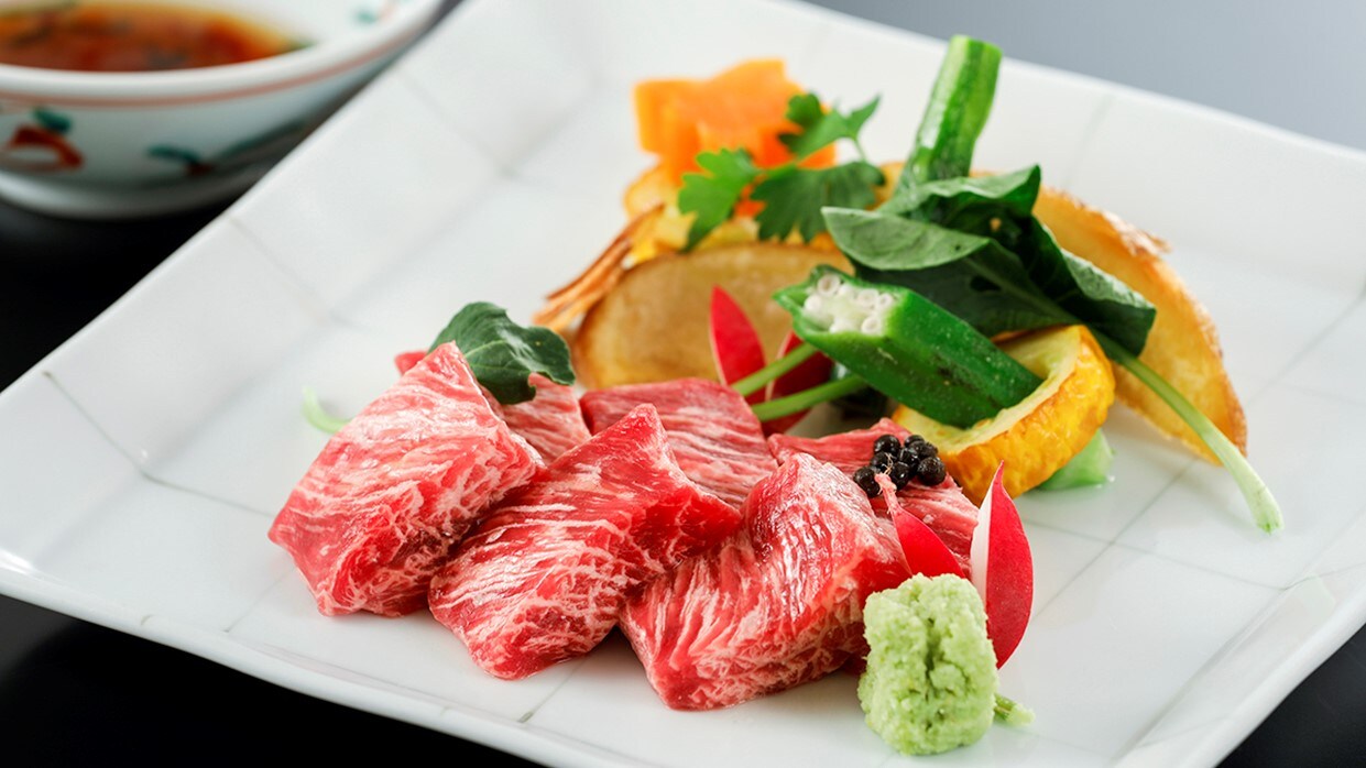 [夏季標準和特色菜]享受牛里脊牛排的味道。