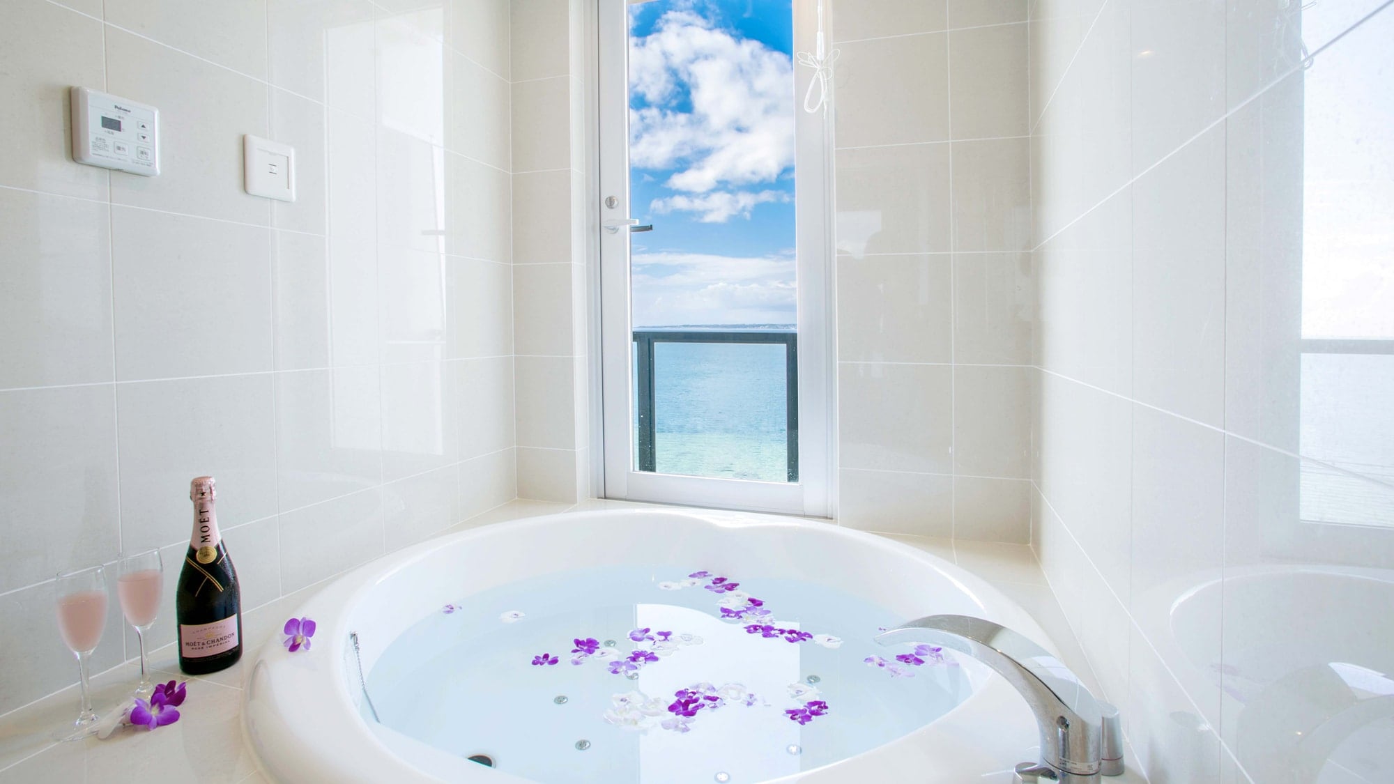 [Guest room suite] Jacuzzi bath