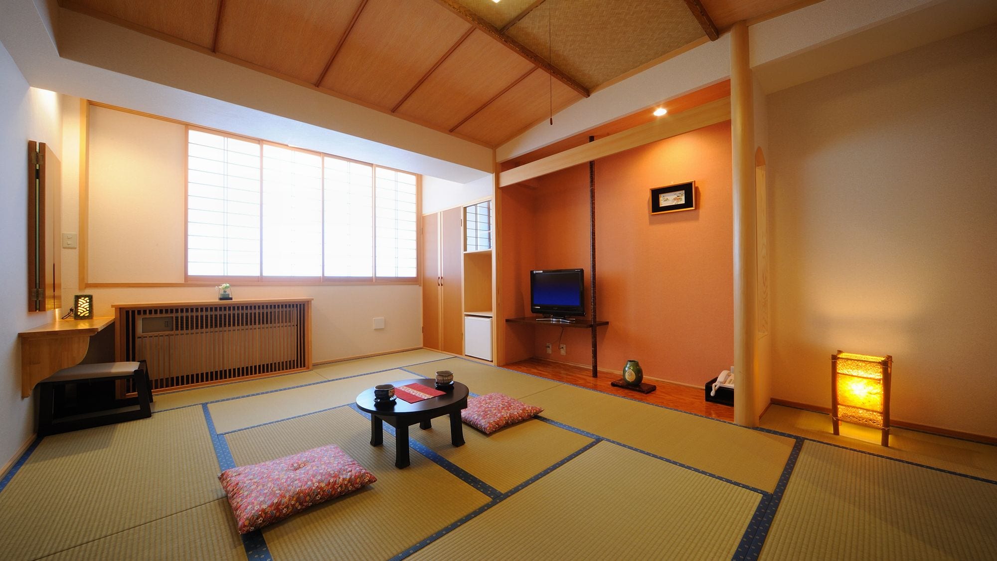 [Modern Japanese-style room] You can lie down comfortably on the provided cushions and low table.