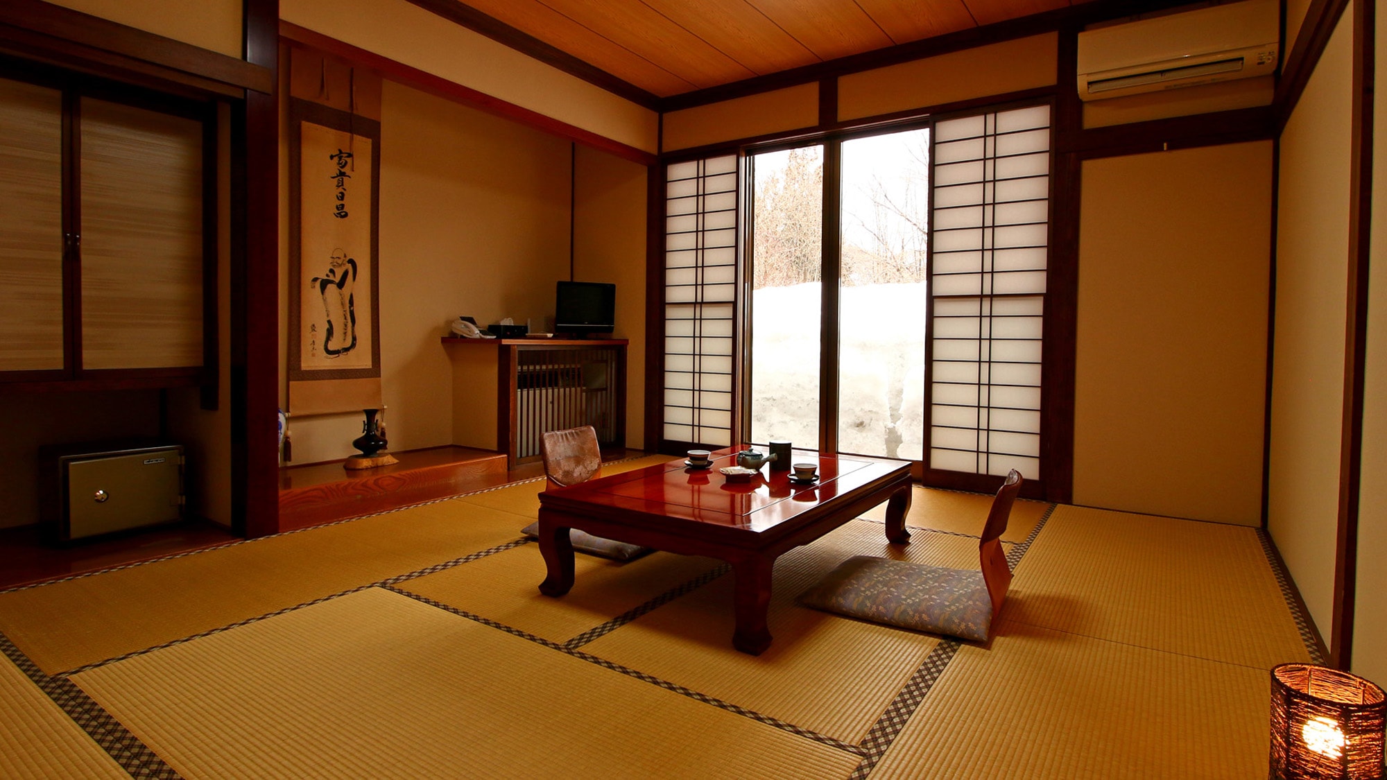 [Example of guest room: 10 tatami mats] You can enjoy a relaxing time while looking out at nature from the window.