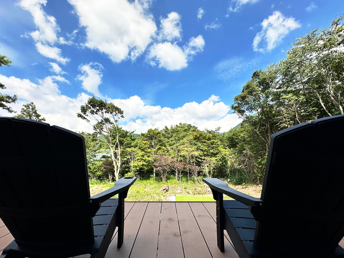 [Deluxe Villa] A space surrounded by trees and mountains. Relaxing on the terrace is a blissful experience.