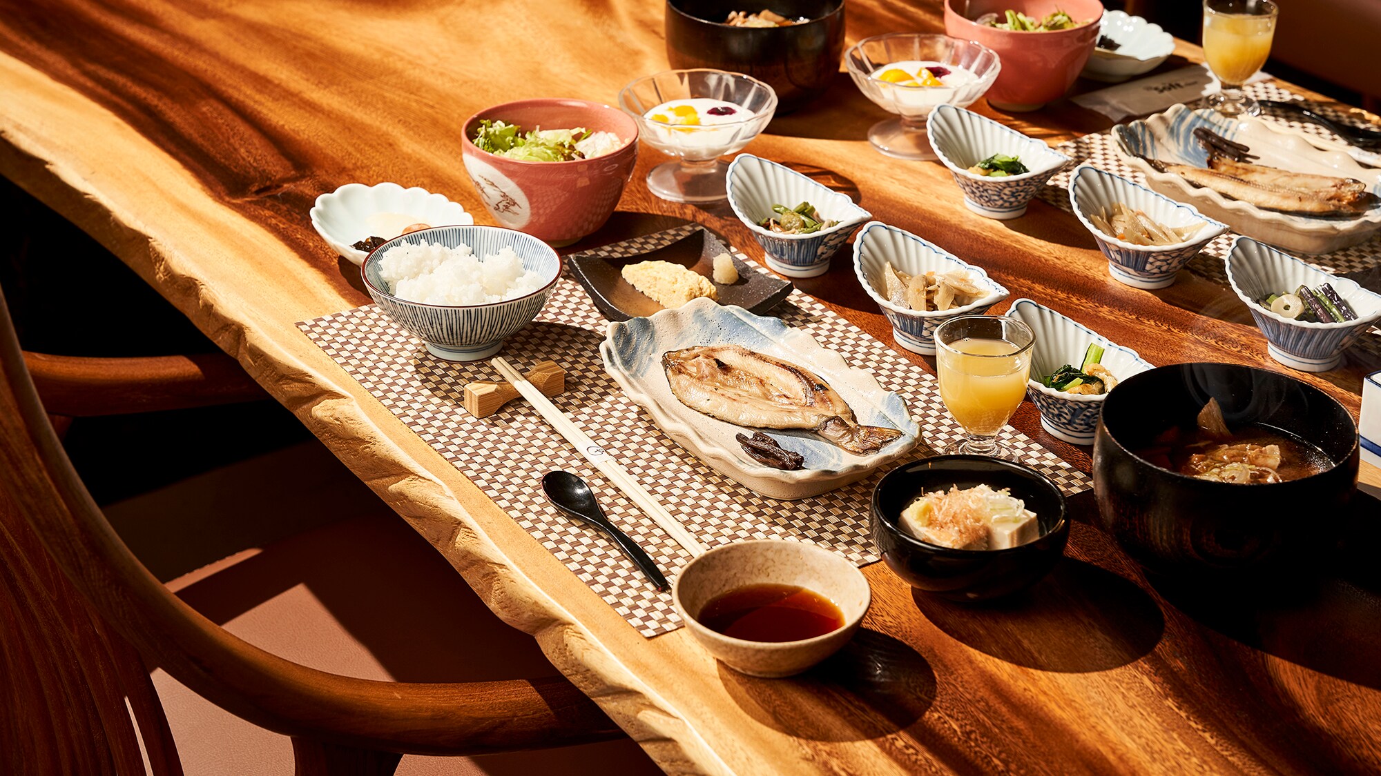 아침 밥은 지비에 국물과 바위 생선의 하룻밤 말린 등 이 땅 특유의 물건을 드세요.