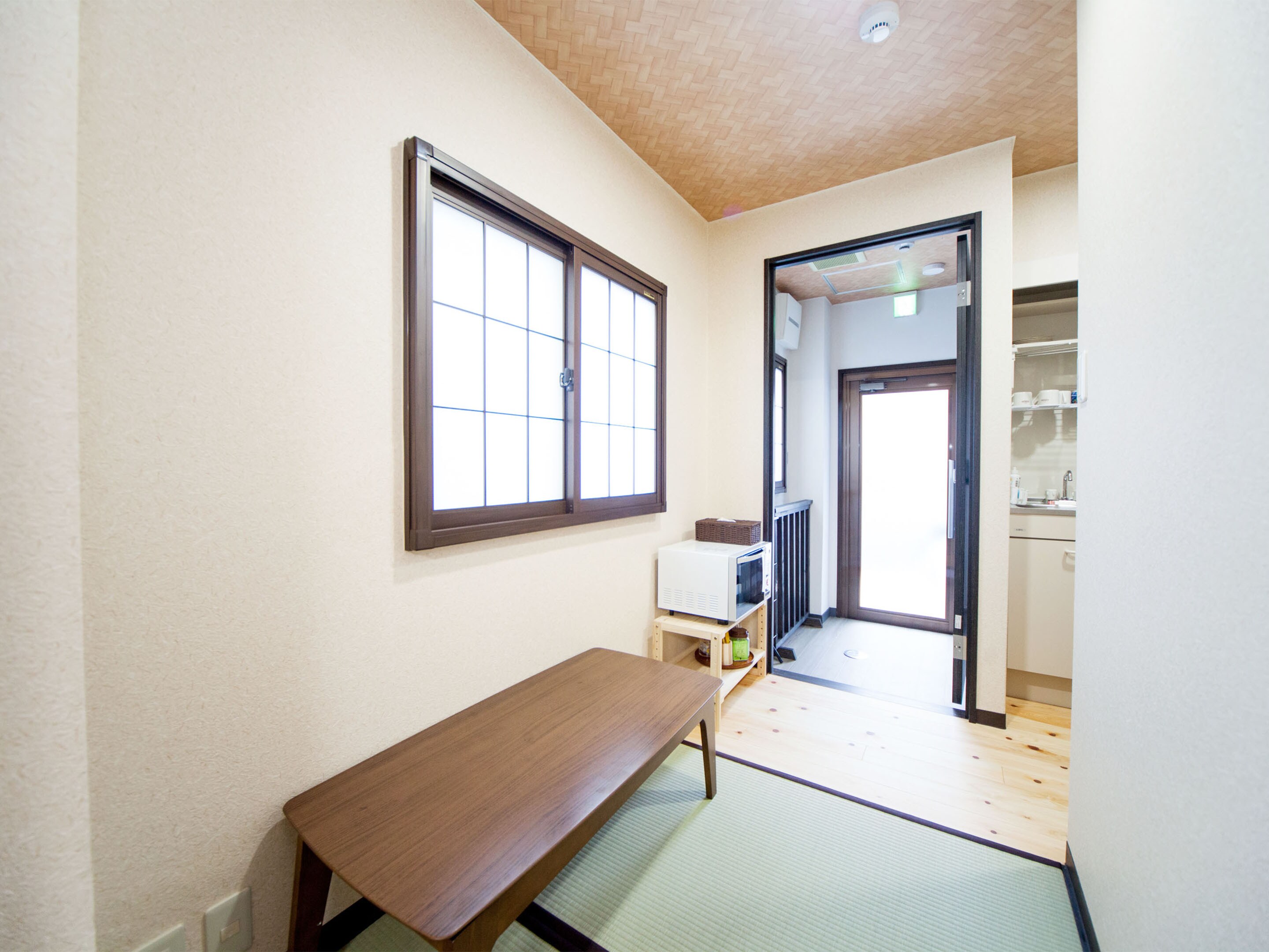 ・[Family Room 1] When you enter the entrance, you will come to the kitchen and the tatami-floored dining room.