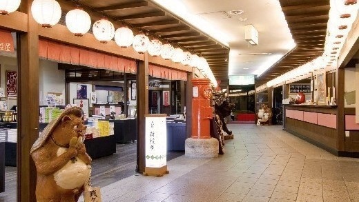 大廳正面有燈籠和鋪石