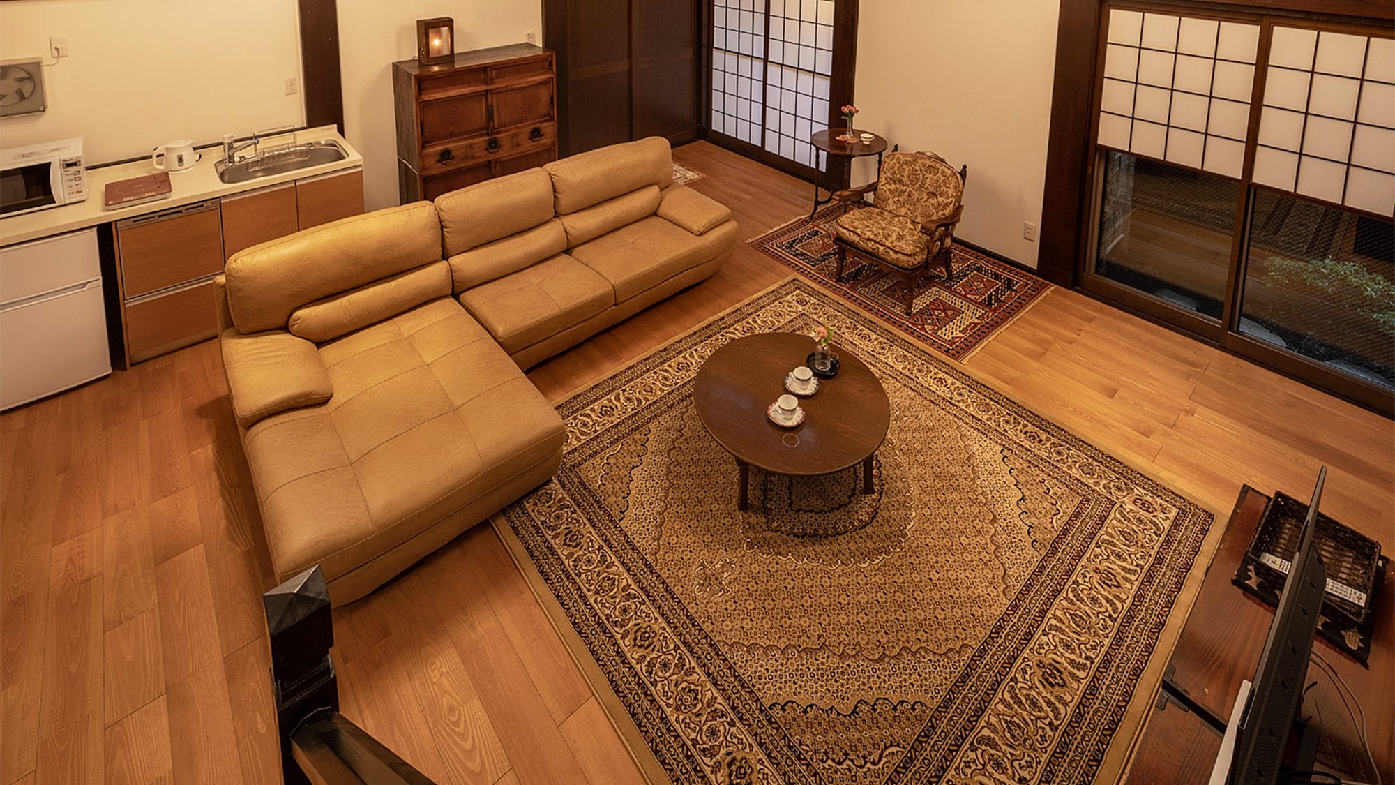 ・You can relax on the large sofa.