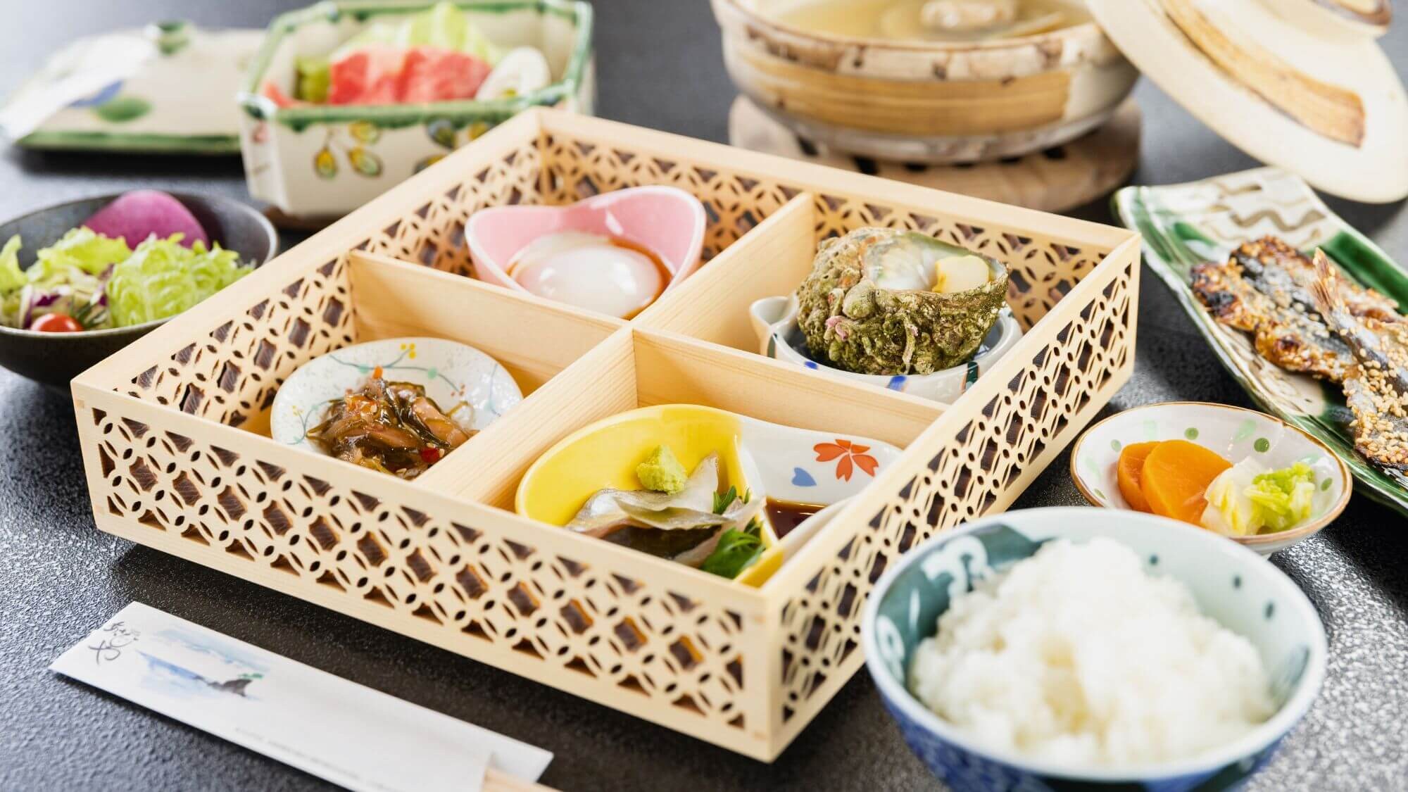 Asahiya 的早餐菜单提供各种与米饭搭配的菜肴。
