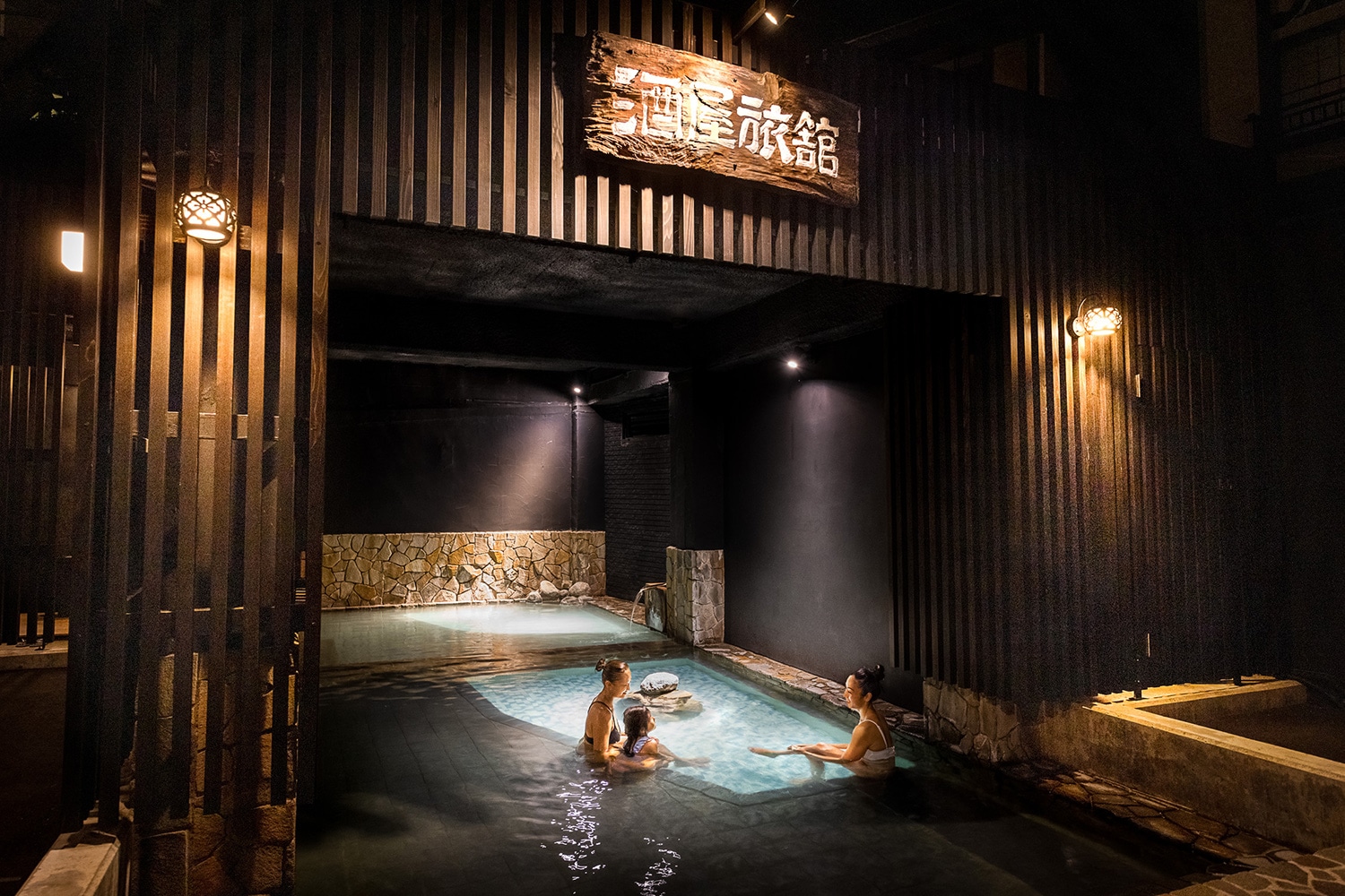 Kame no Yu, a mixed bathing spa with natural hot spring water