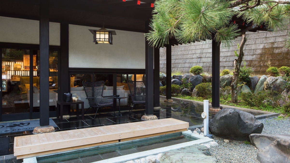 Pemandian kaki yang menghadap ke taman Jepang seluas 6.600m2