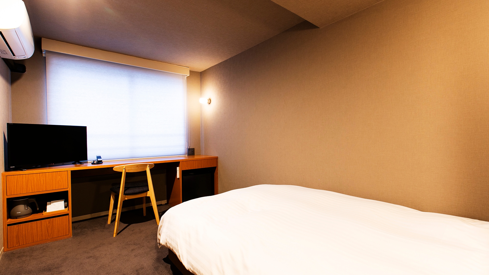 [New style / Semi-double] Renewal in recent years. Wood-grain furniture and earth-colored wallpaper create peace of mind.
