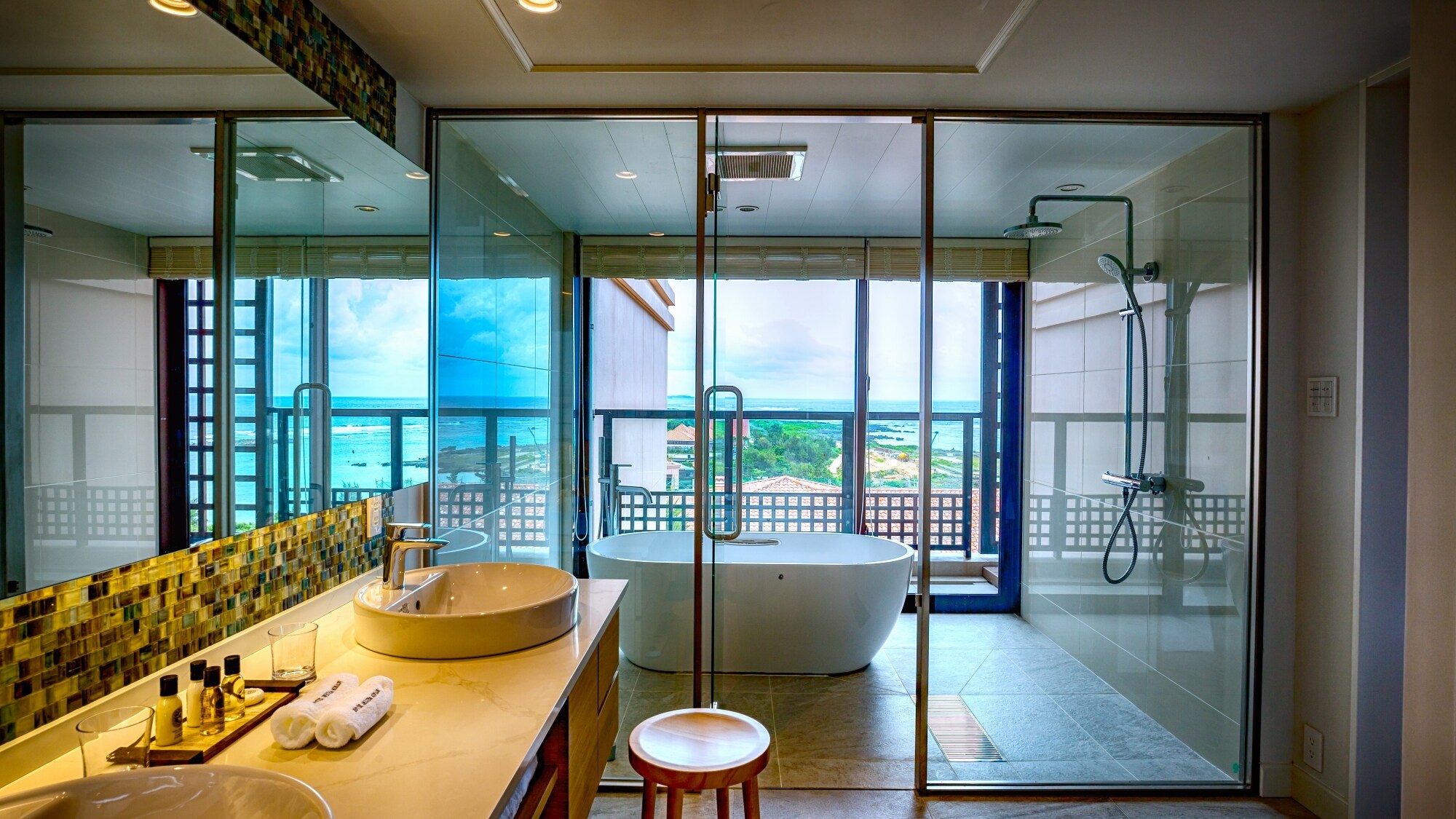 [Bayside/Deluxe Suite 1 Bedroom] The glass-walled bathroom offers a sense of openness.