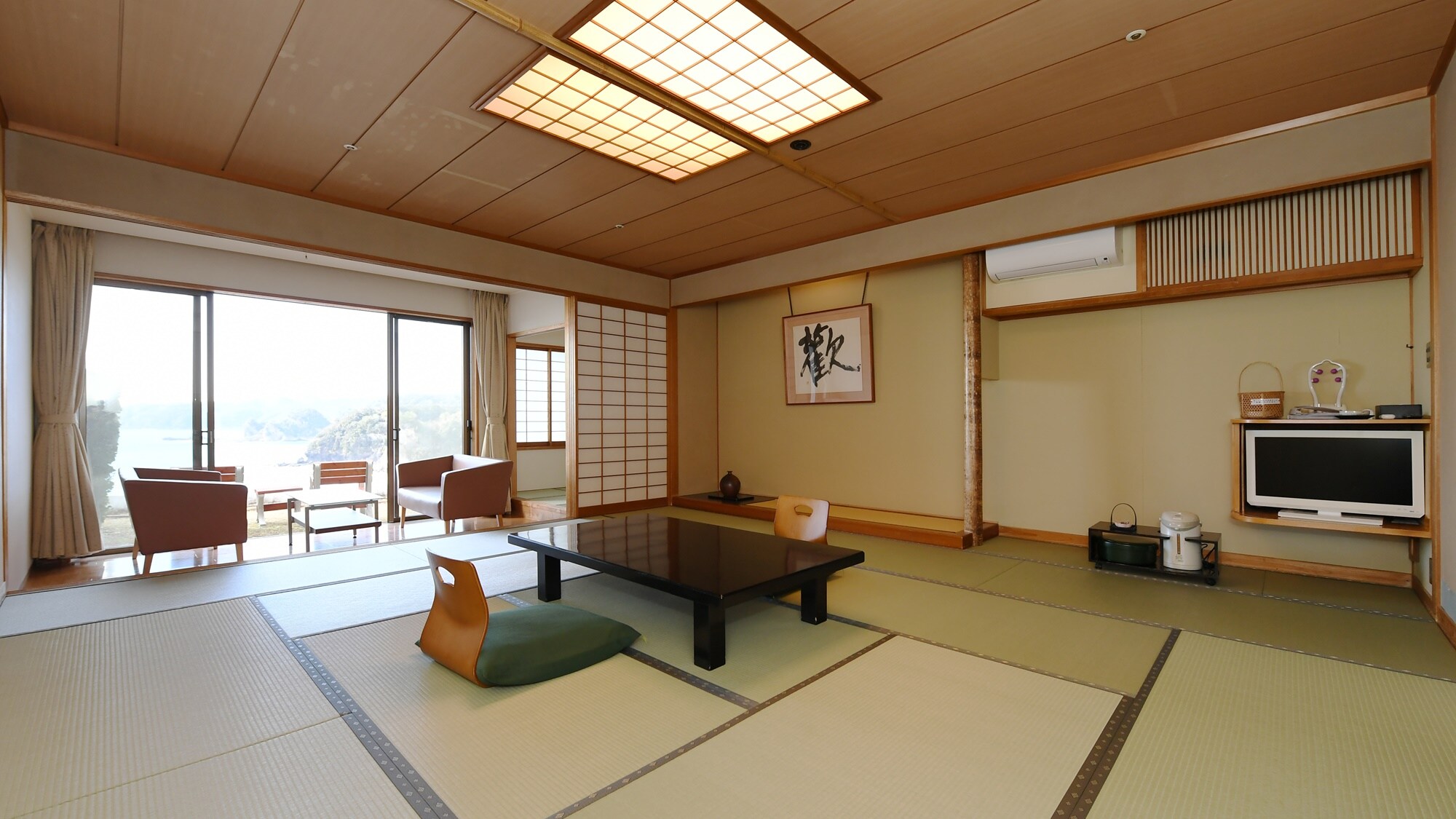 An example of a 15-tatami Japanese-style room on the 4th floor