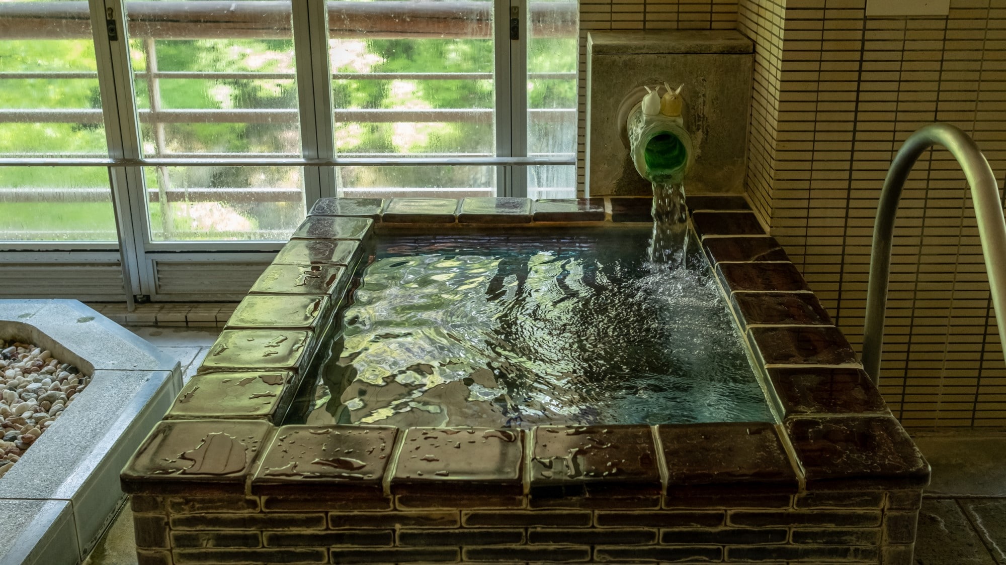 [Large public bath "Okutone Hatto"] You can enjoy a tour of 15 hot springs in the hotel.