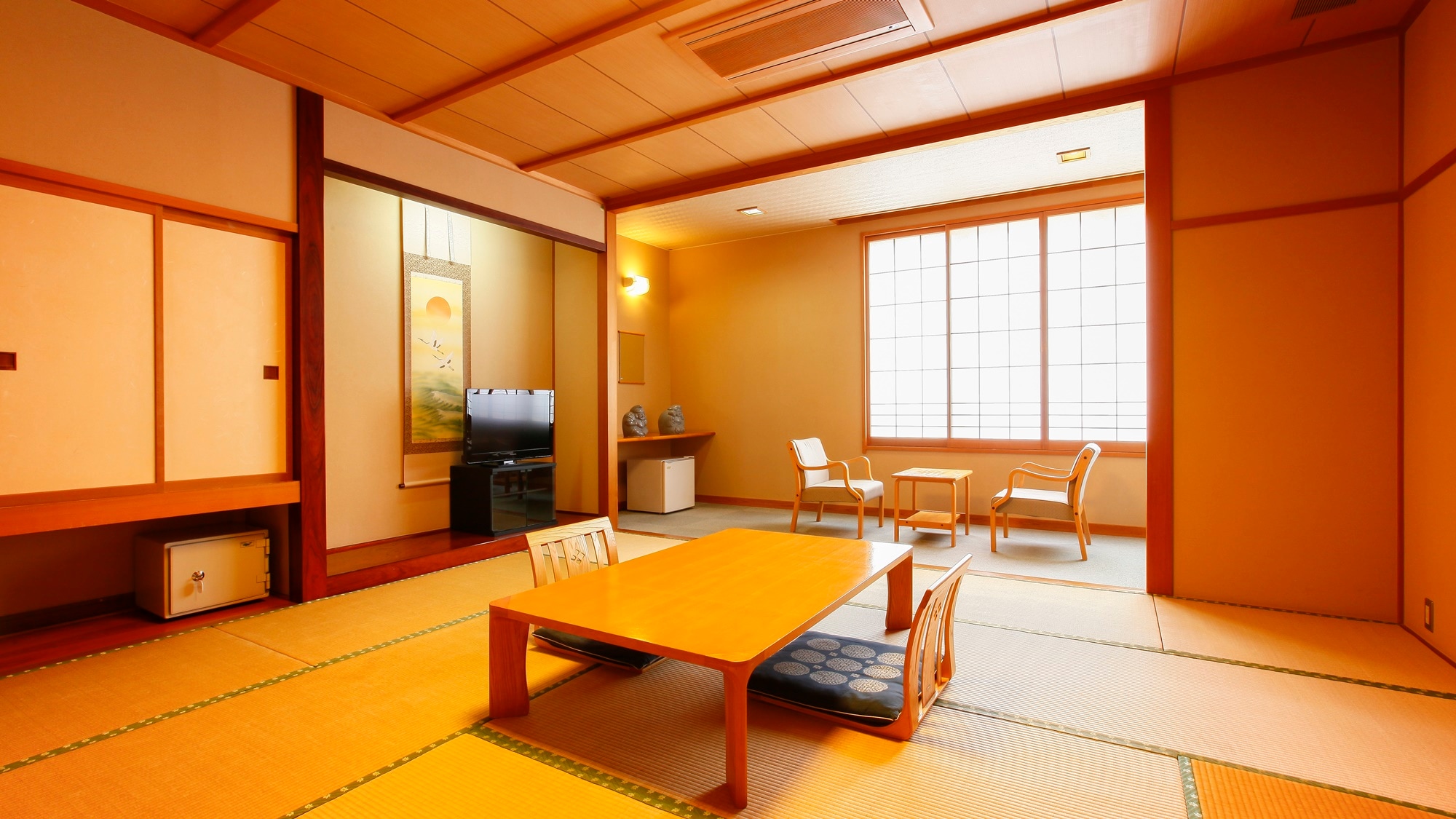 *[Guest room/New building 12 tatami mats] You can stretch your legs out and relax on the tatami mats.