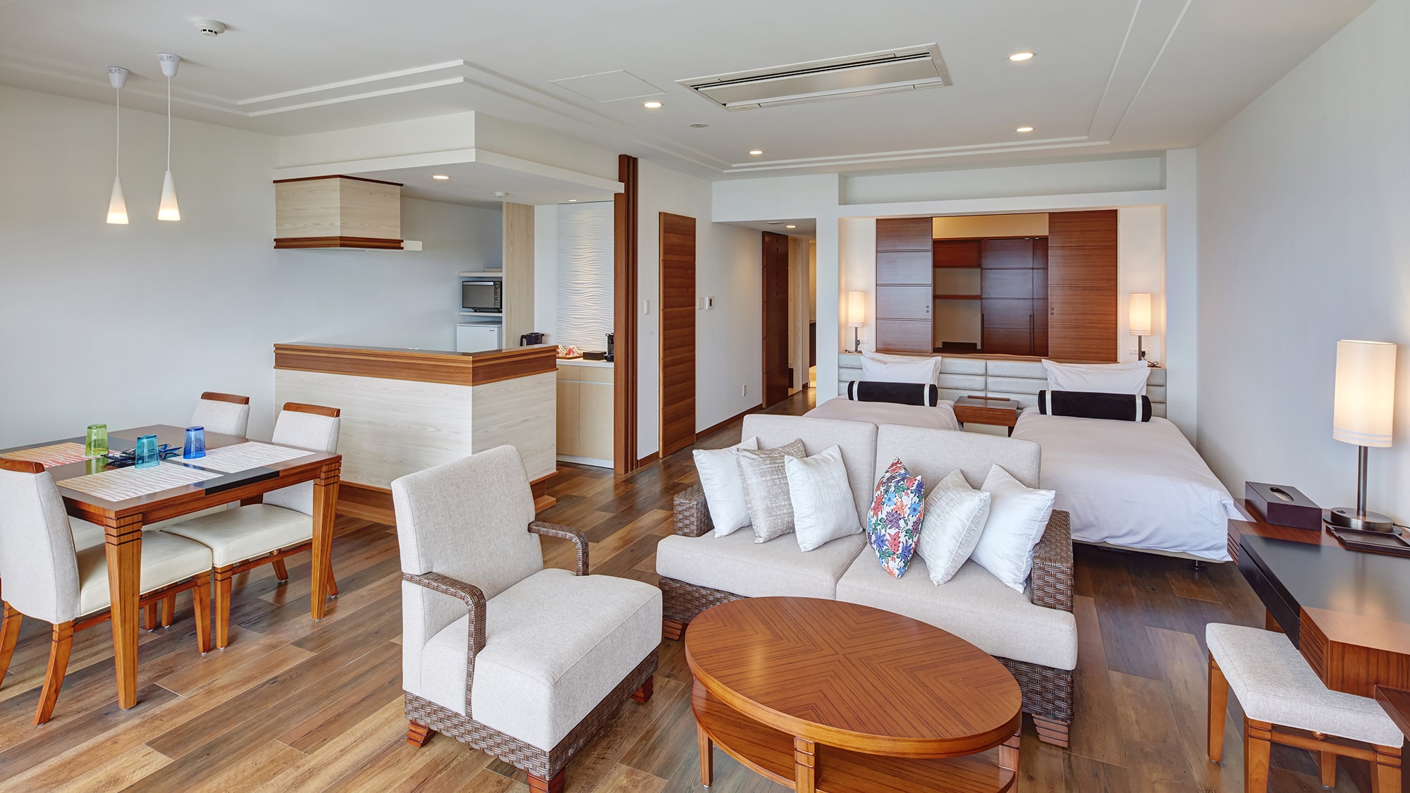 [Deluxe Room / Non-Smoking] Equipped with 4 beds, it is recommended for families and groups.