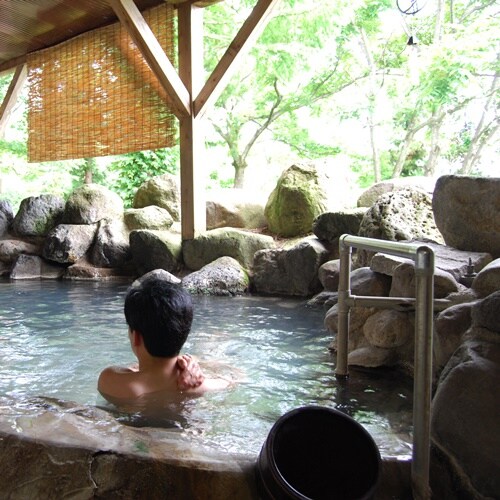 The small size of the open-air bath allows you to soothe your mind and blend into the tranquil environment.