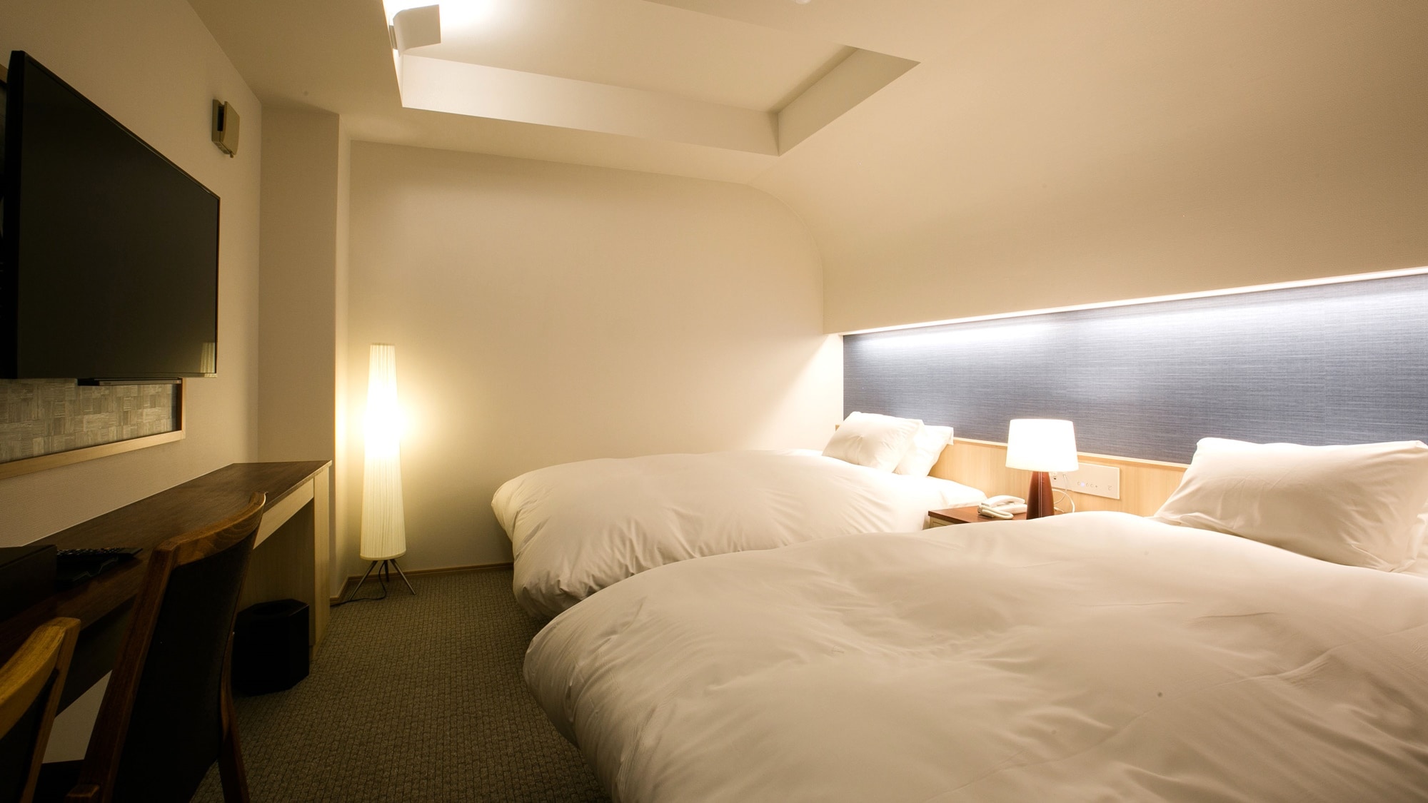 *[Deluxe Twin] A room with a distinctive arched ceiling