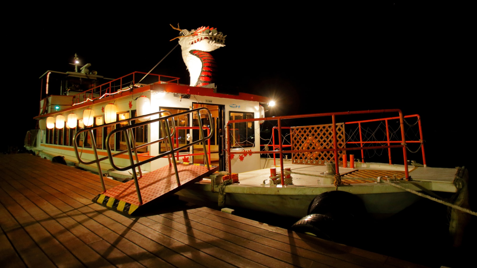 ล่องเรือตอนกลางคืน